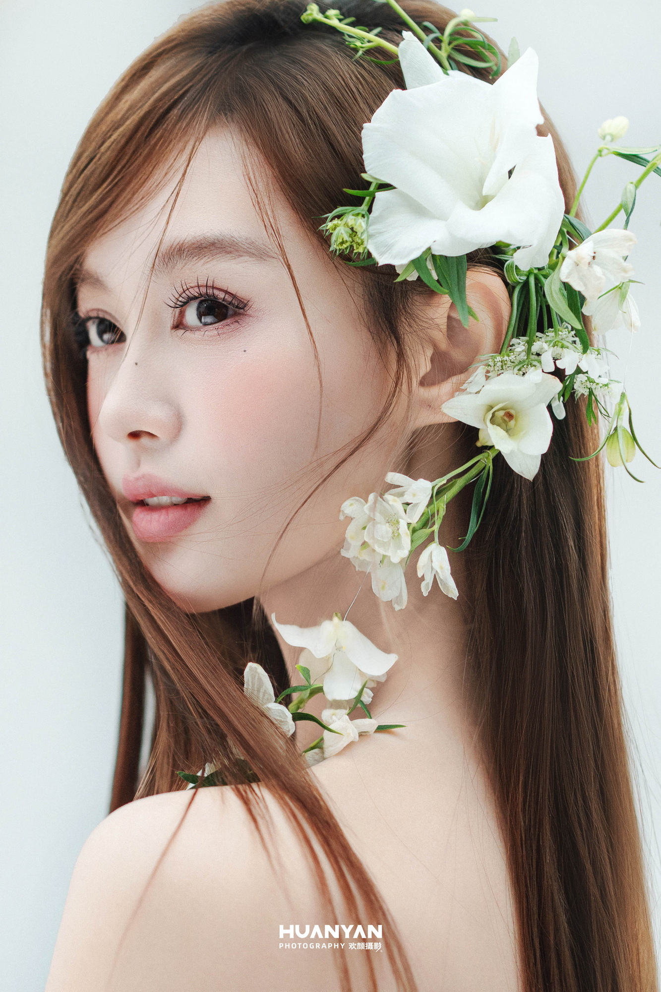 告白客片第3张｜极简风婚纱照，摄于室内