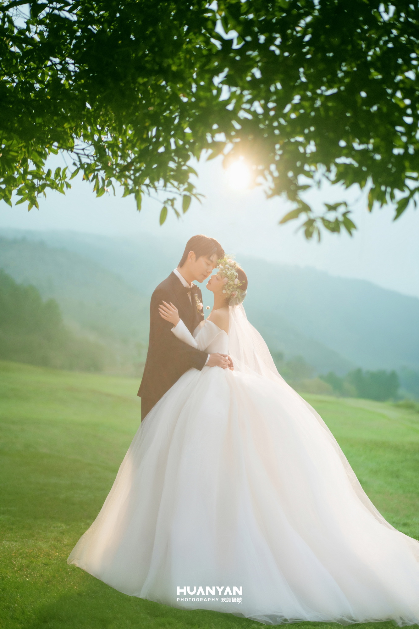 绿野仙纱：轻氧风婚纱照草地实拍