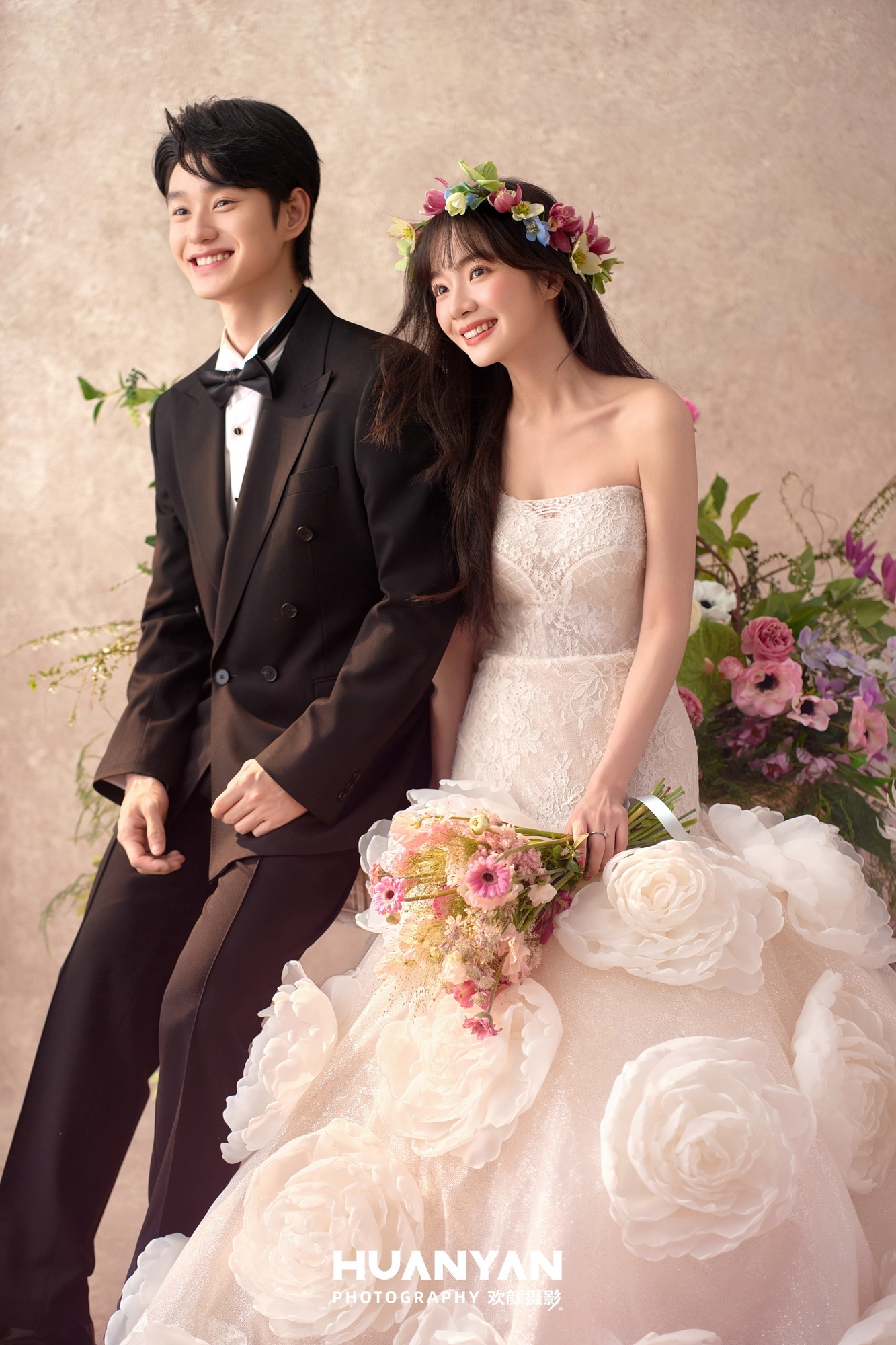 花漾秘语：简约风婚纱照公园实拍