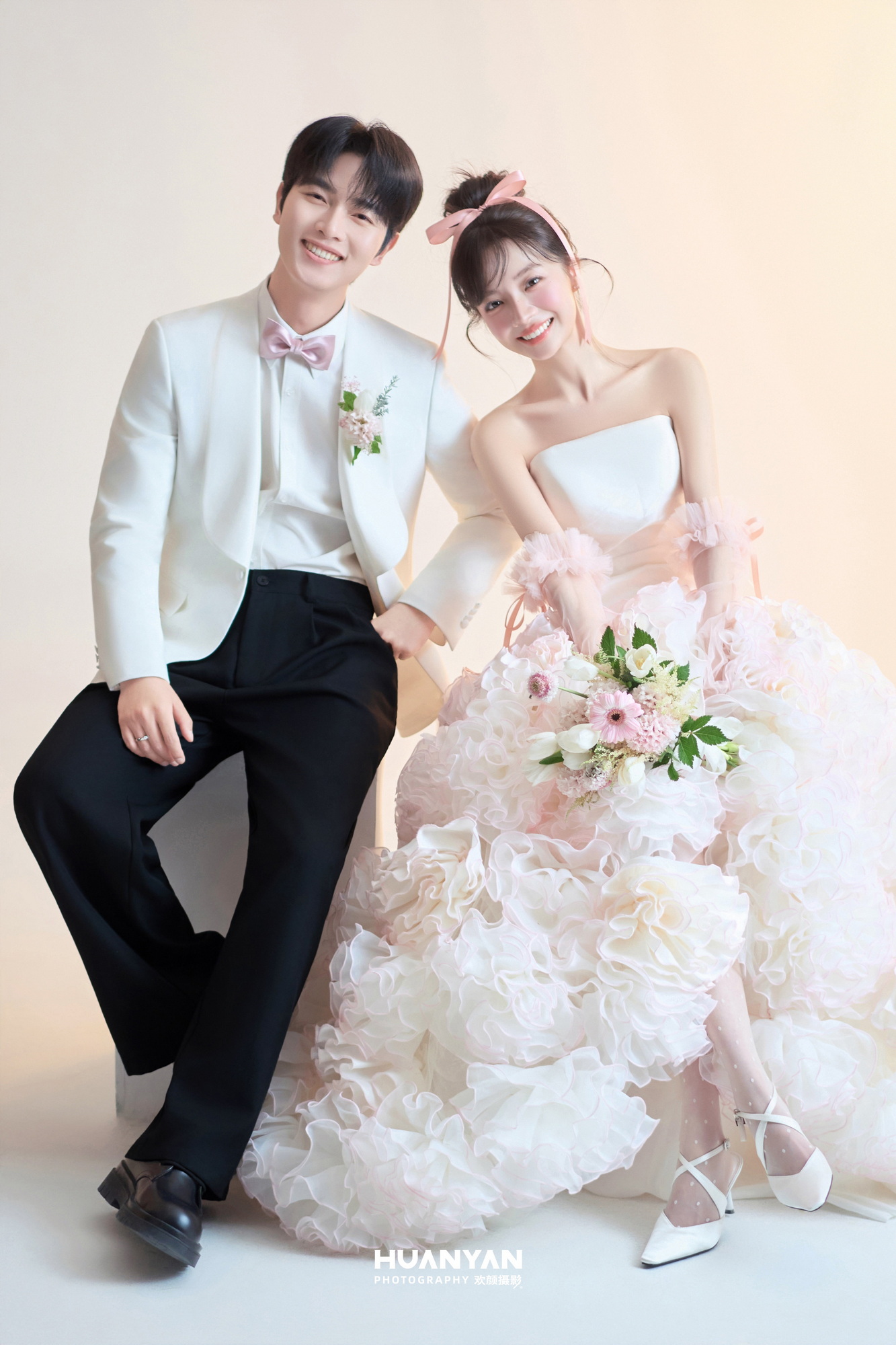 极简风婚纱照 · 室内场景 · 间白纱客片