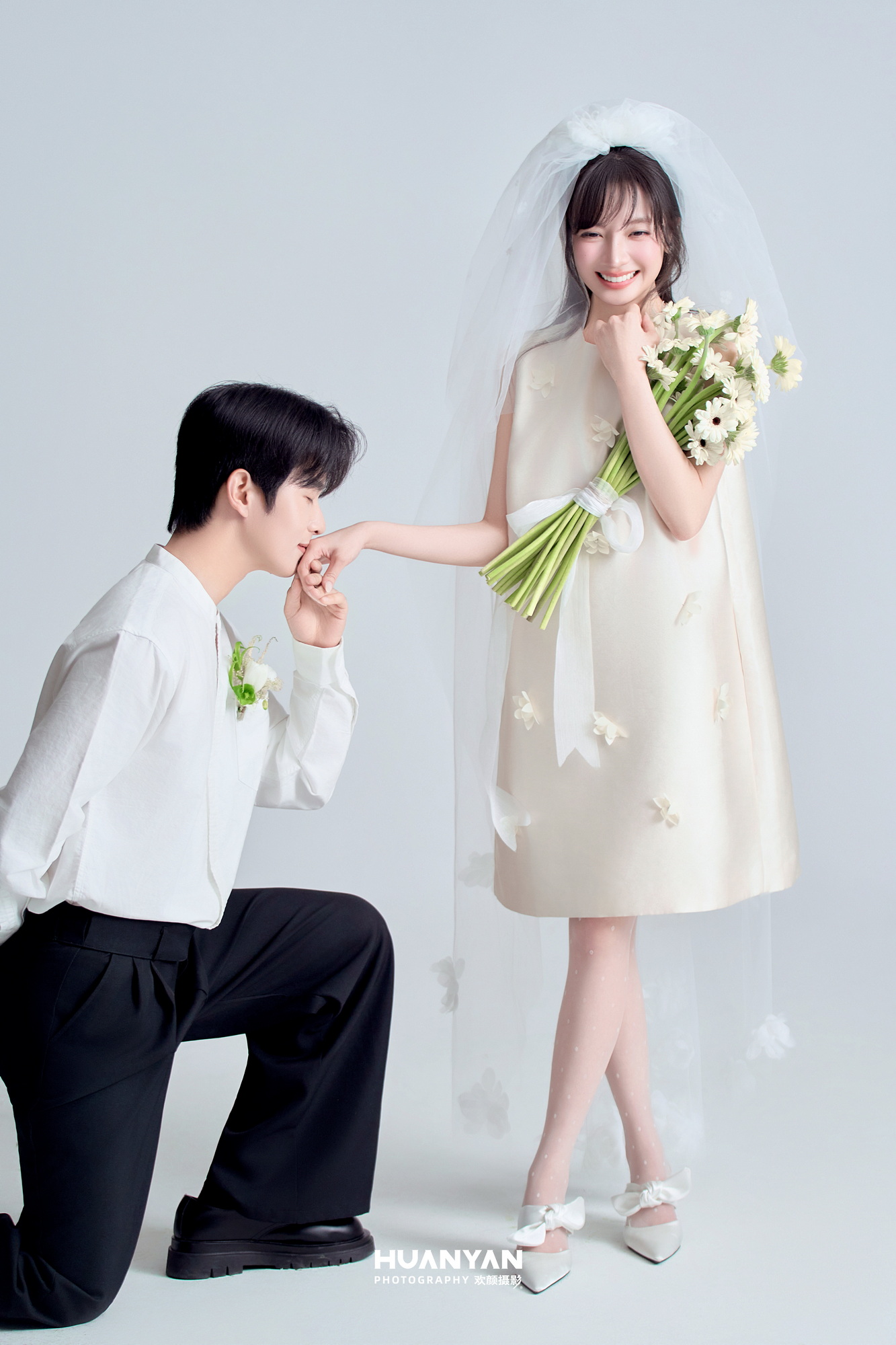雾情书客片第11张｜简约风婚纱照，摄于室内