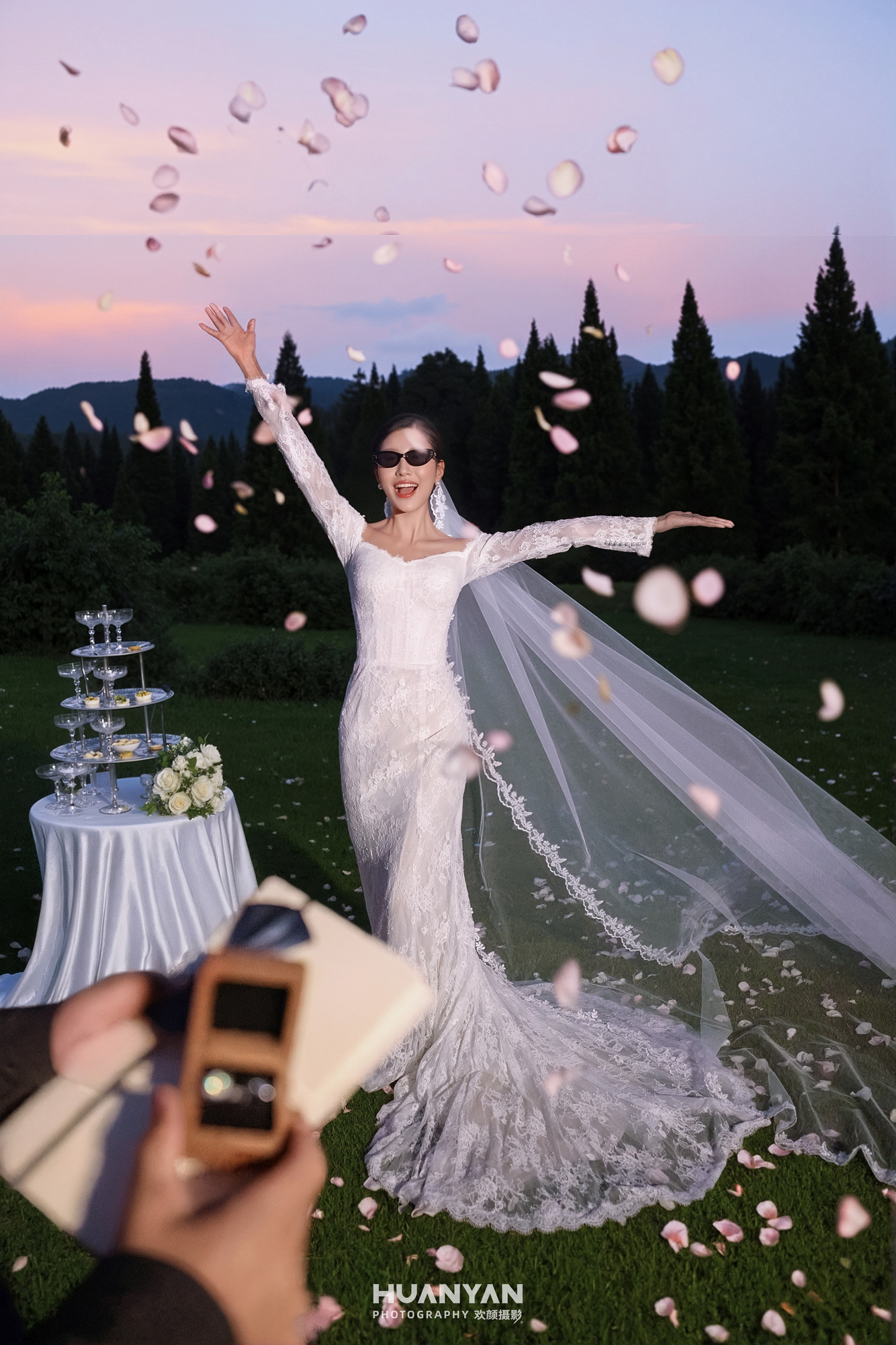 屿轻语集客片第3张｜简约风婚纱照，摄于室内