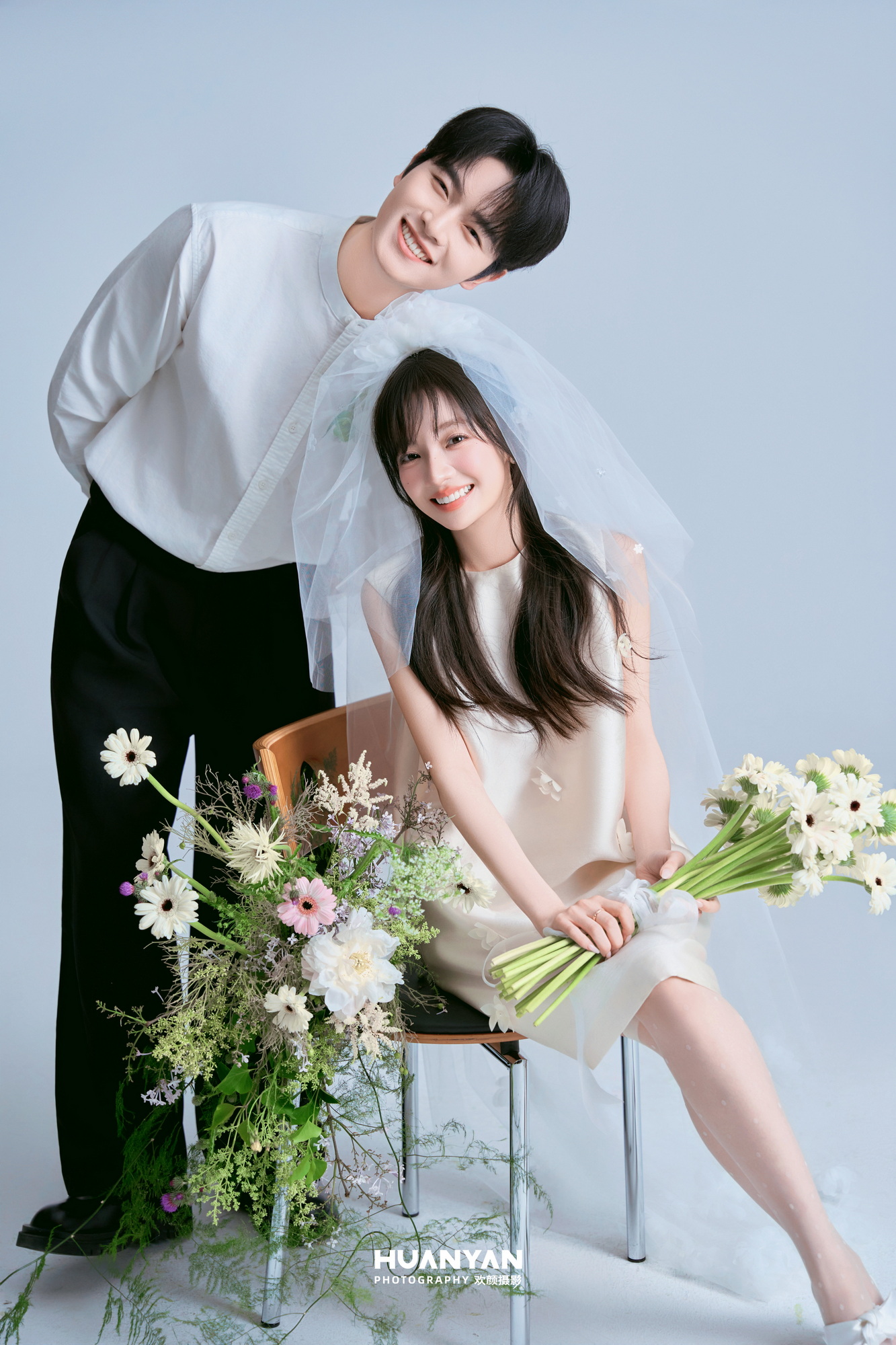 雾情书客片第7张｜简约风婚纱照，摄于室内
