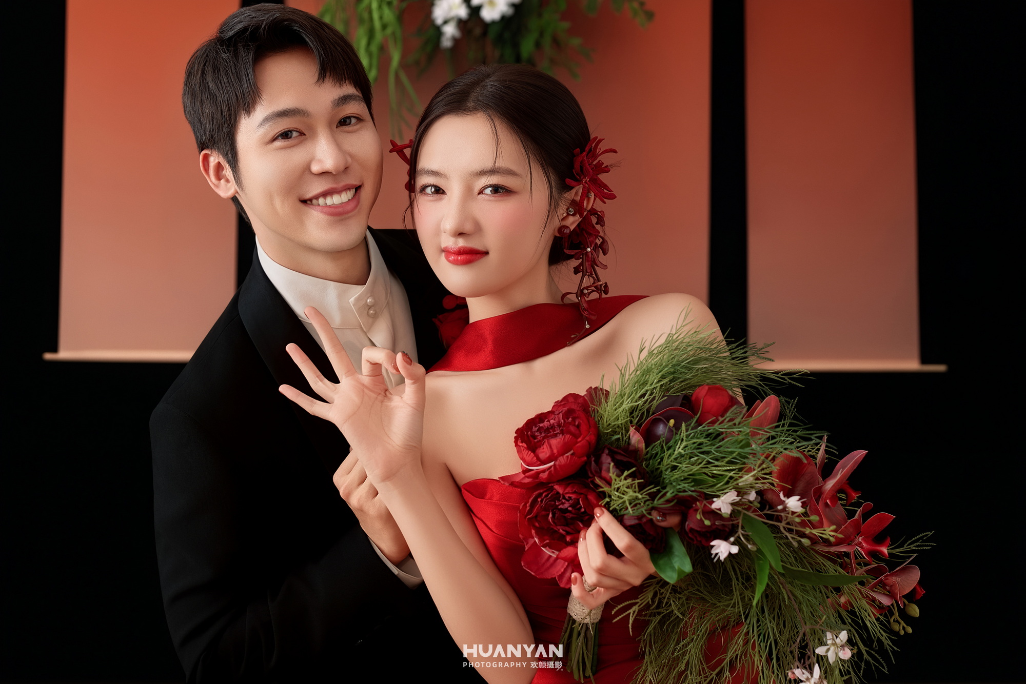 野告白客片第3张｜极简风婚纱照，摄于草地