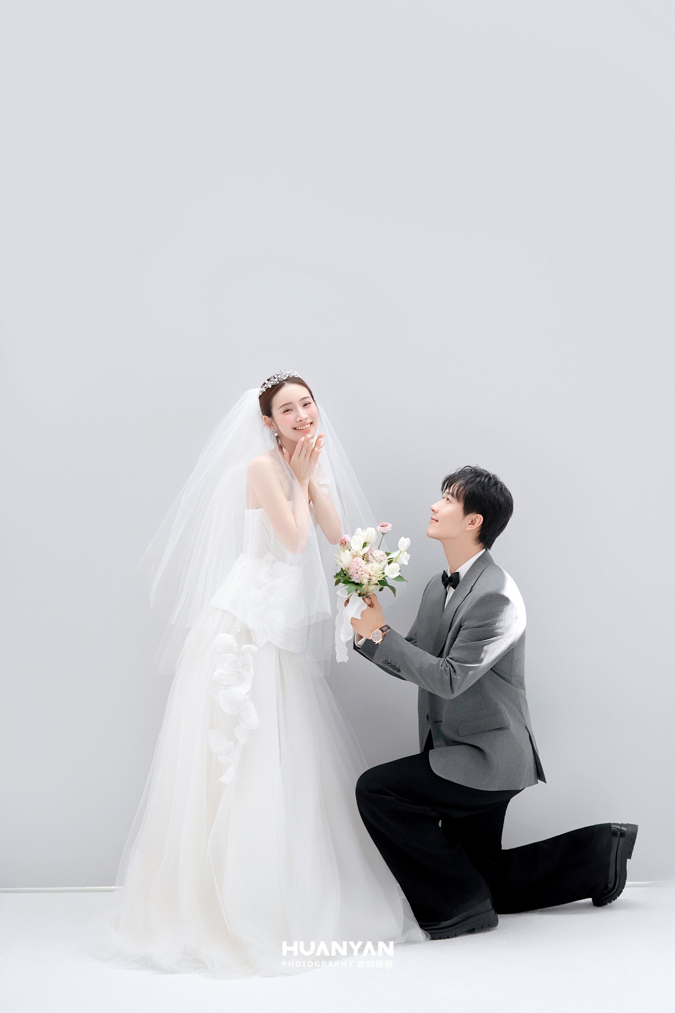 屿之誓客片第11张｜简约风婚纱照，摄于室内