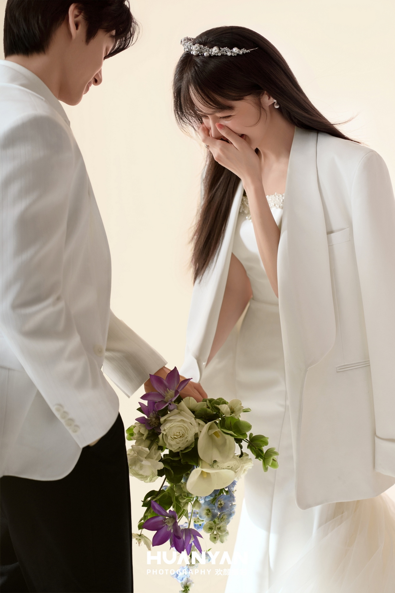 屿幻梦录：简约风婚纱照室内实拍