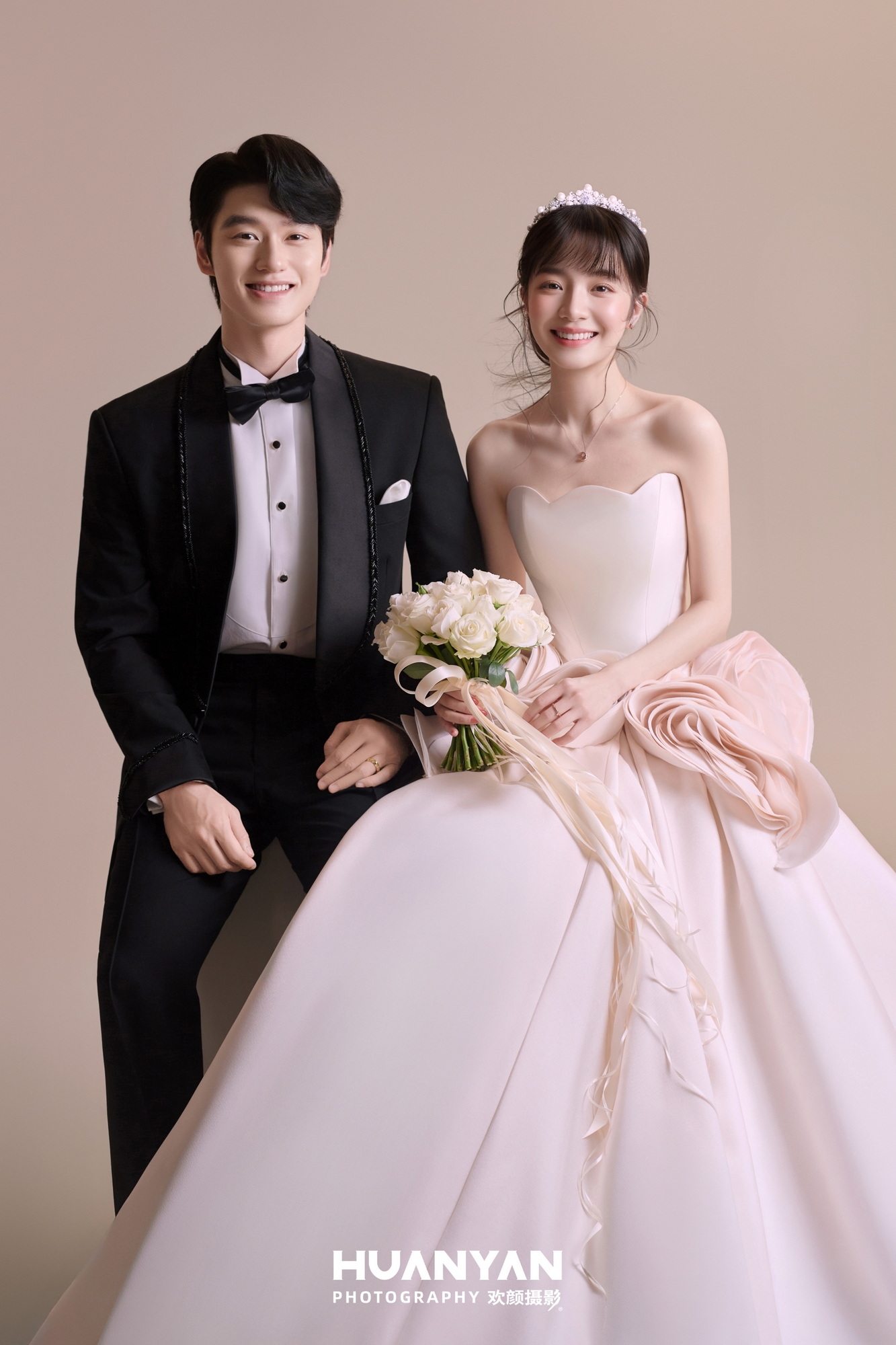 粉雾情书·69客片第3张｜简约风婚纱照，摄于室内