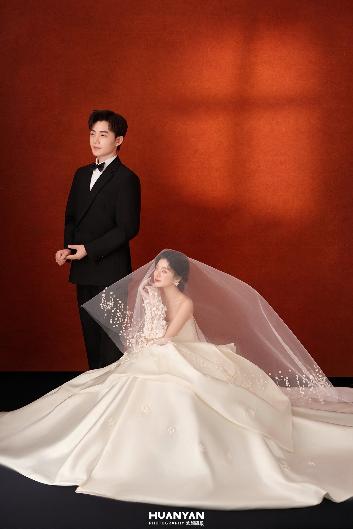 予你温柔：简约风婚纱照室内实拍