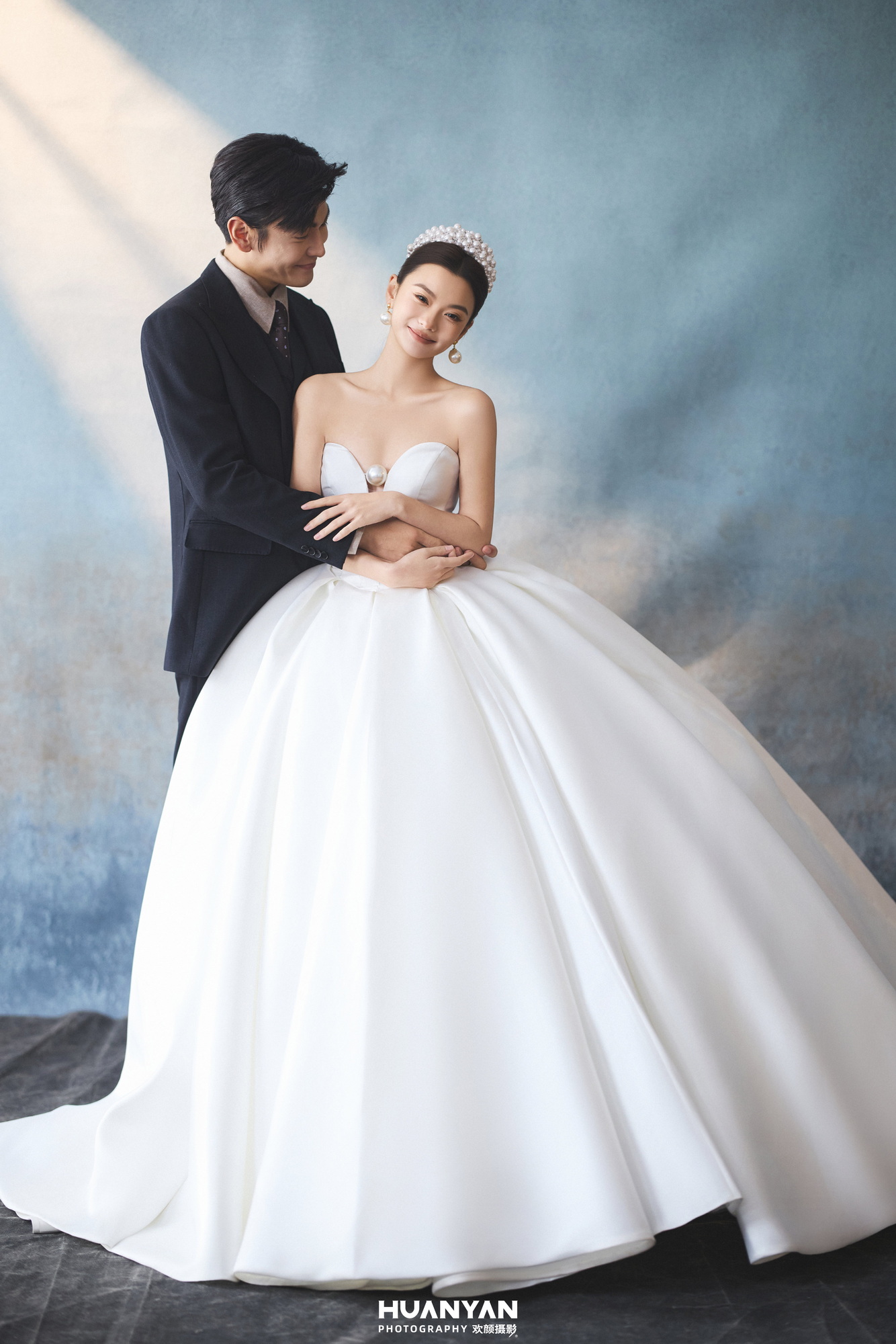 黛忆客片第7张｜简约风婚纱照，摄于室内
