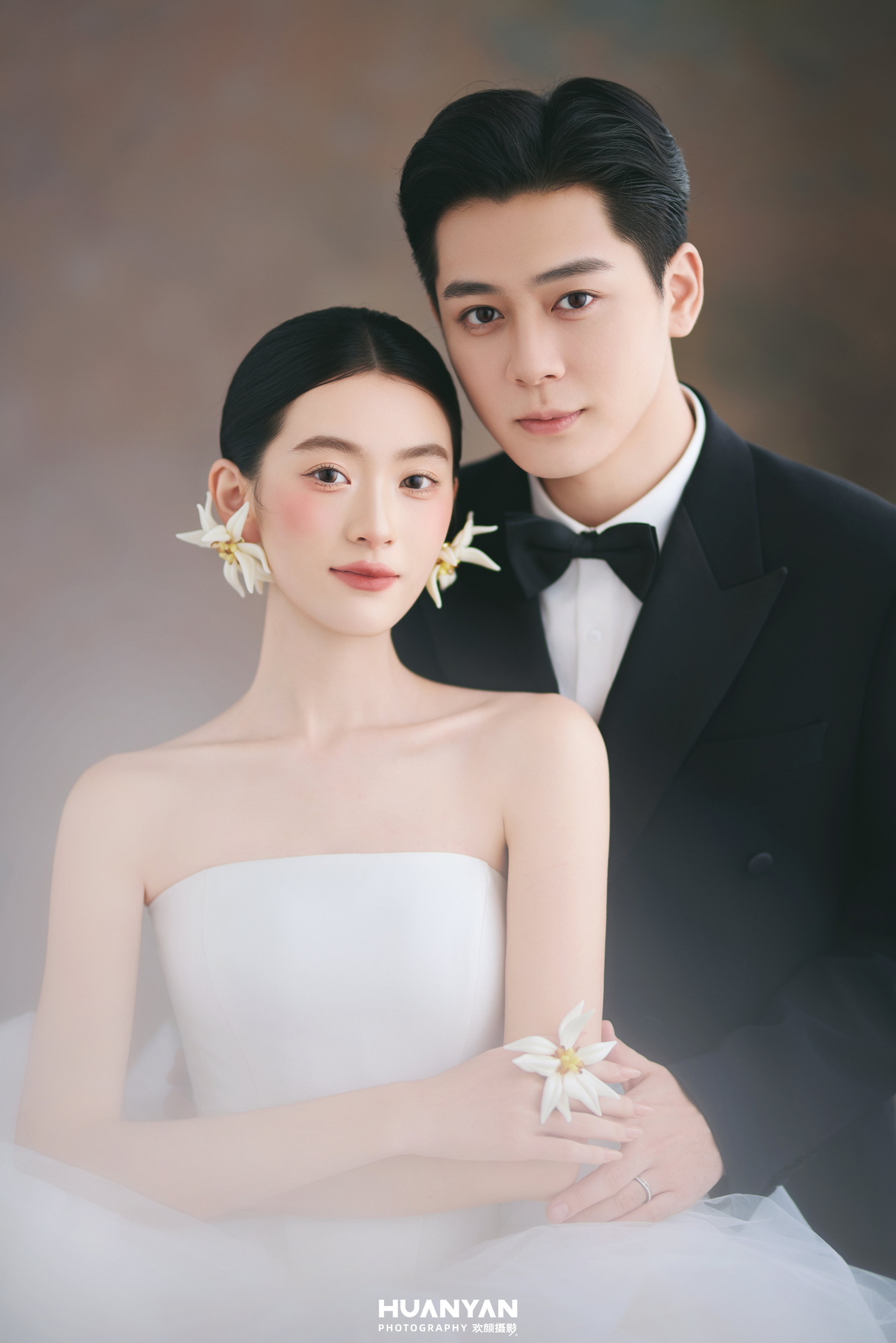 柔光絮语客片第3张｜仪式感风婚纱照，摄于室内