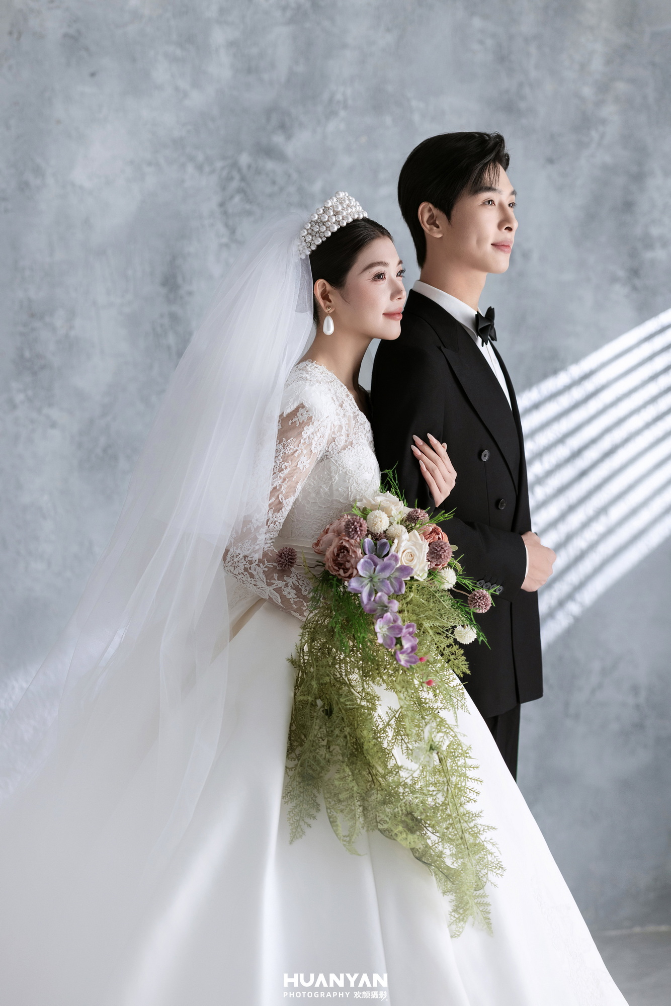 鎏帖客片第3张｜简约风婚纱照，摄于室内