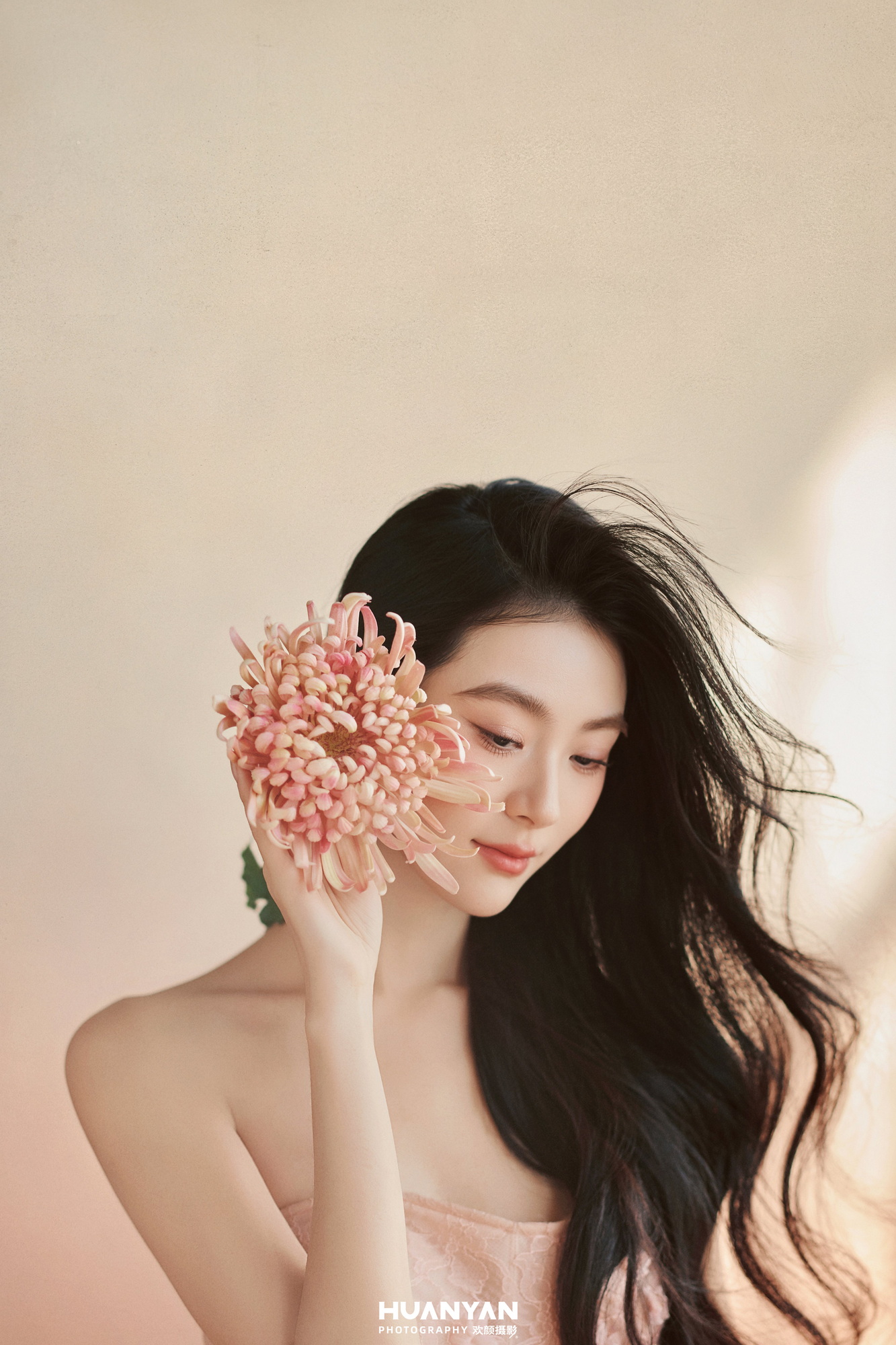 桃雾序章：简约风婚纱照室内实拍