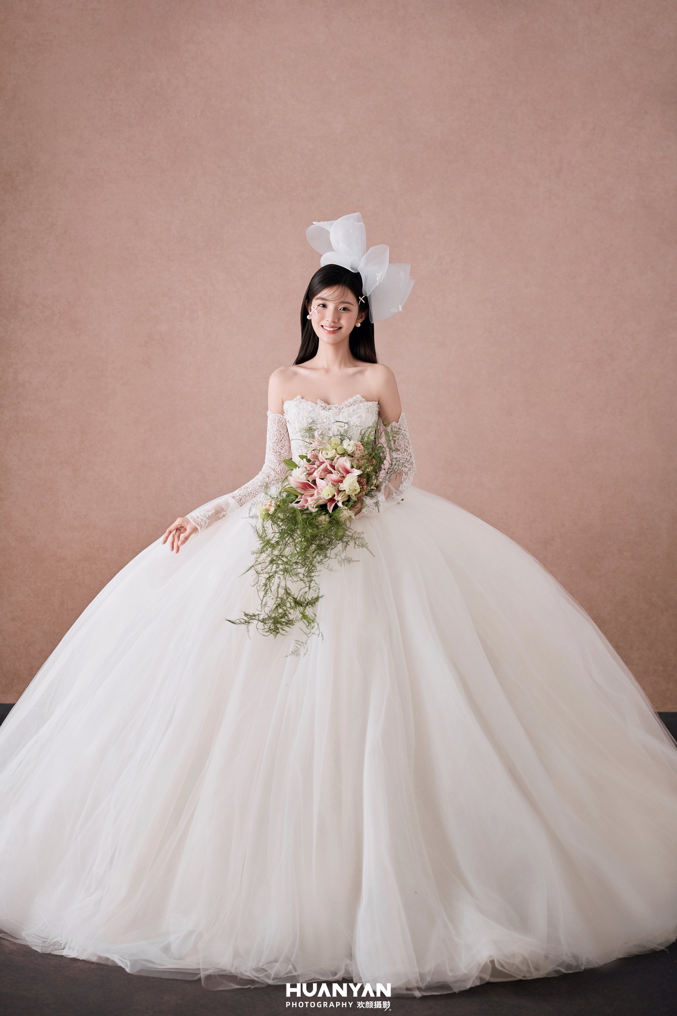 野仙纱：简约风婚纱照草地实拍