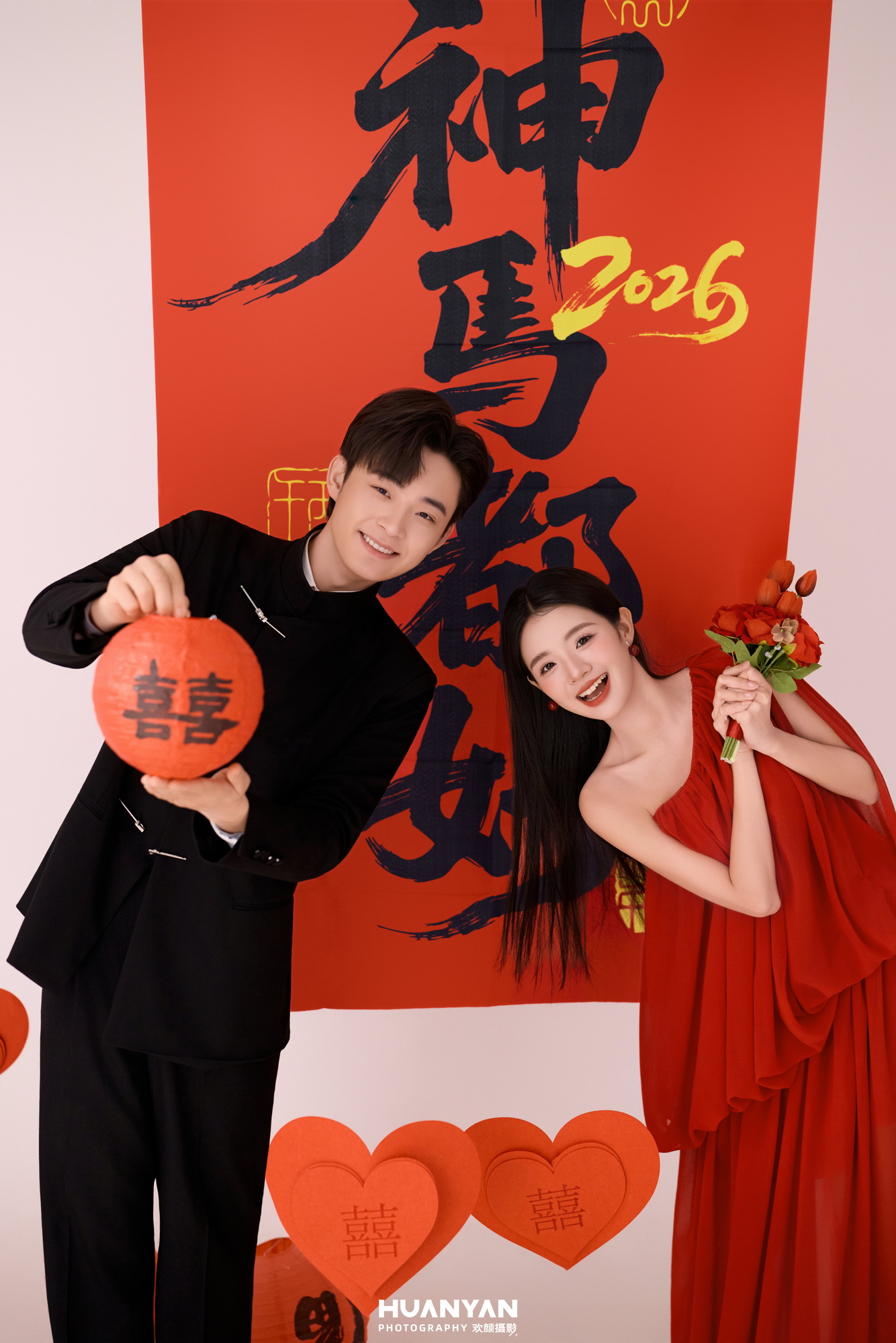 屿慢光客片第3张｜高级感风婚纱照，摄于室内