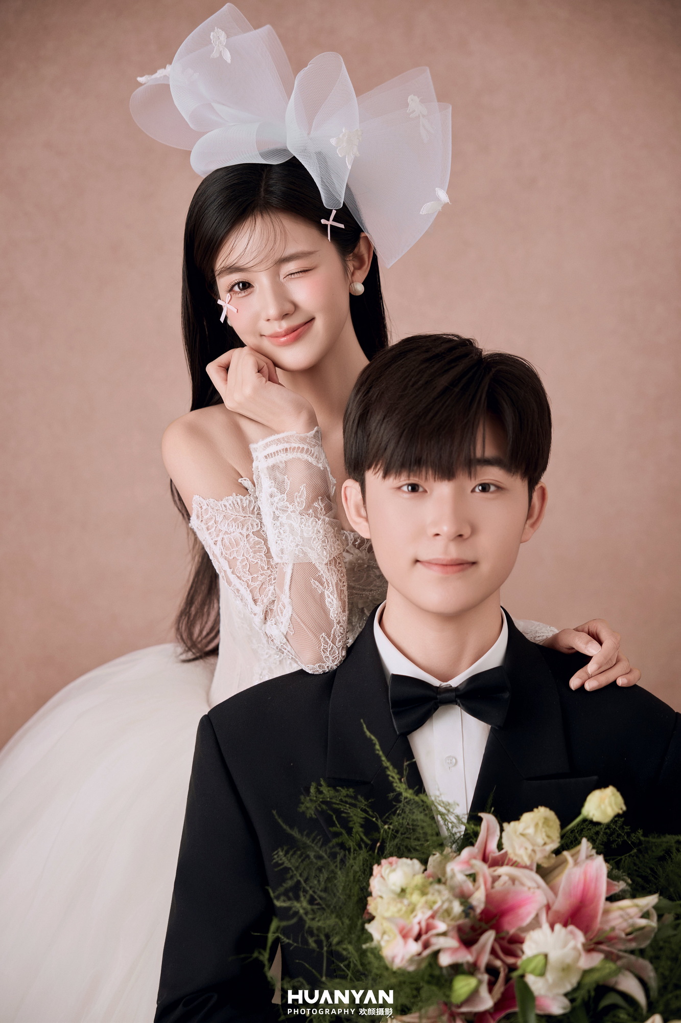野仙纱：简约风婚纱照草地实拍
