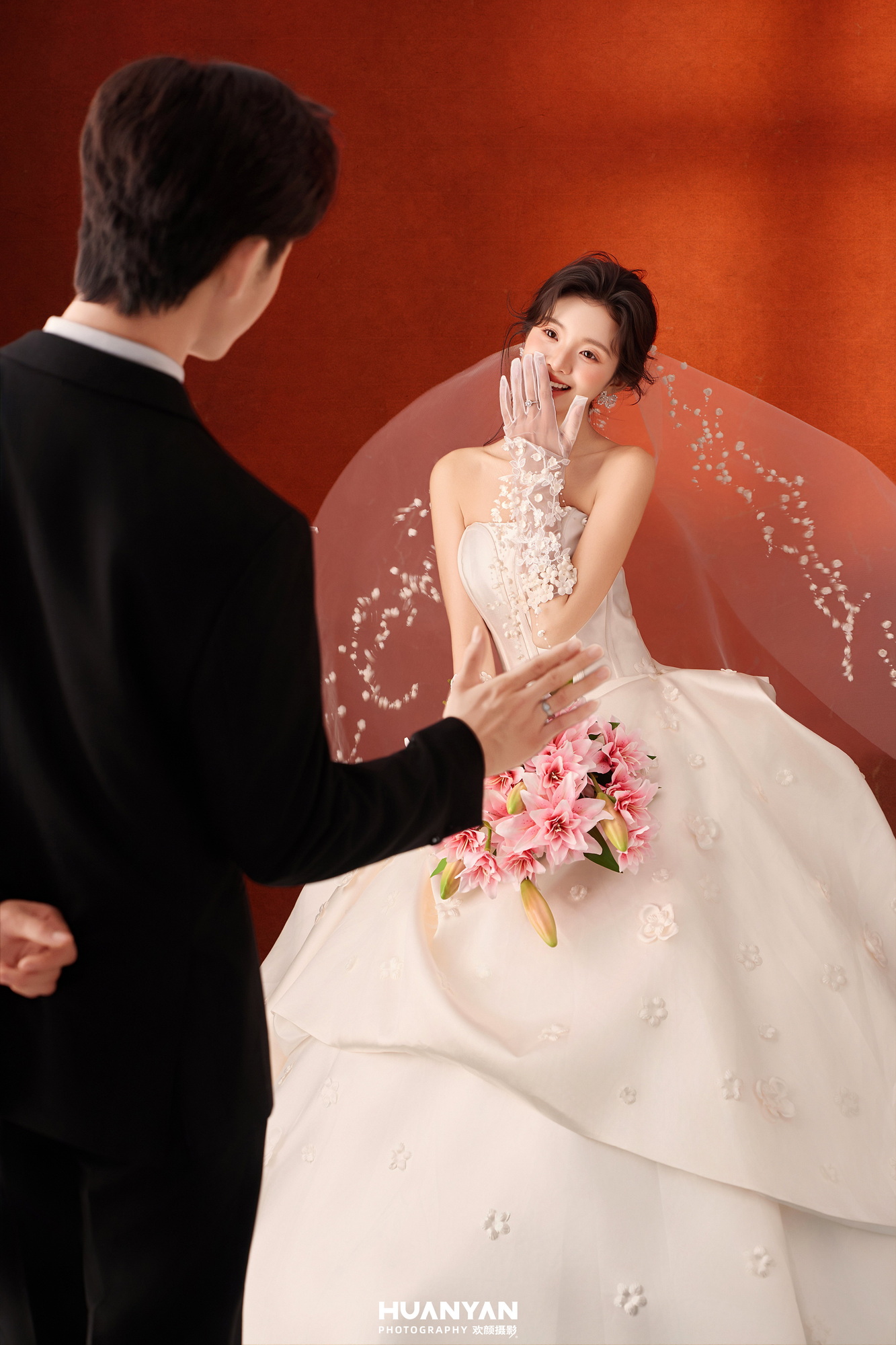 予你温柔客片第3张｜简约风婚纱照，摄于室内