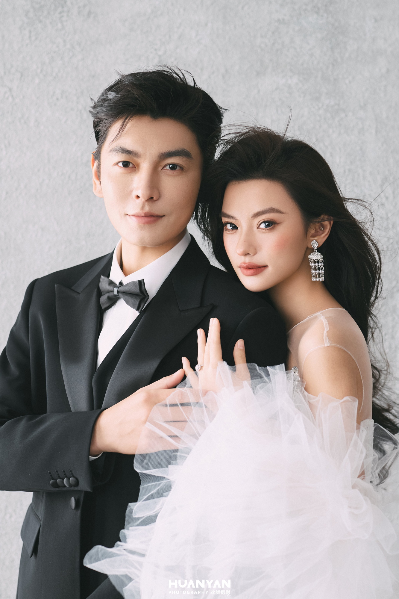 禧绮梦客片第3张｜简约风婚纱照，摄于室内