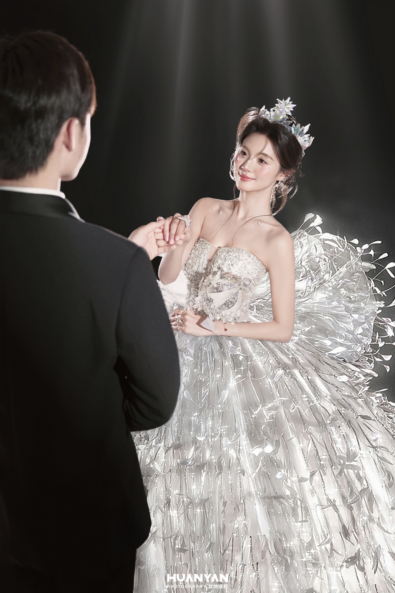 星芒礼赞：简约风婚纱照室内实拍