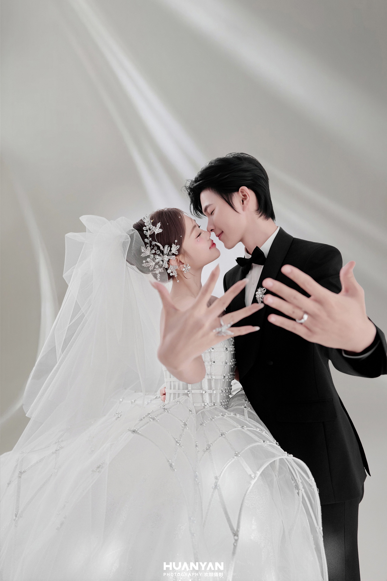 屿轻语：简约风婚纱照室内实拍