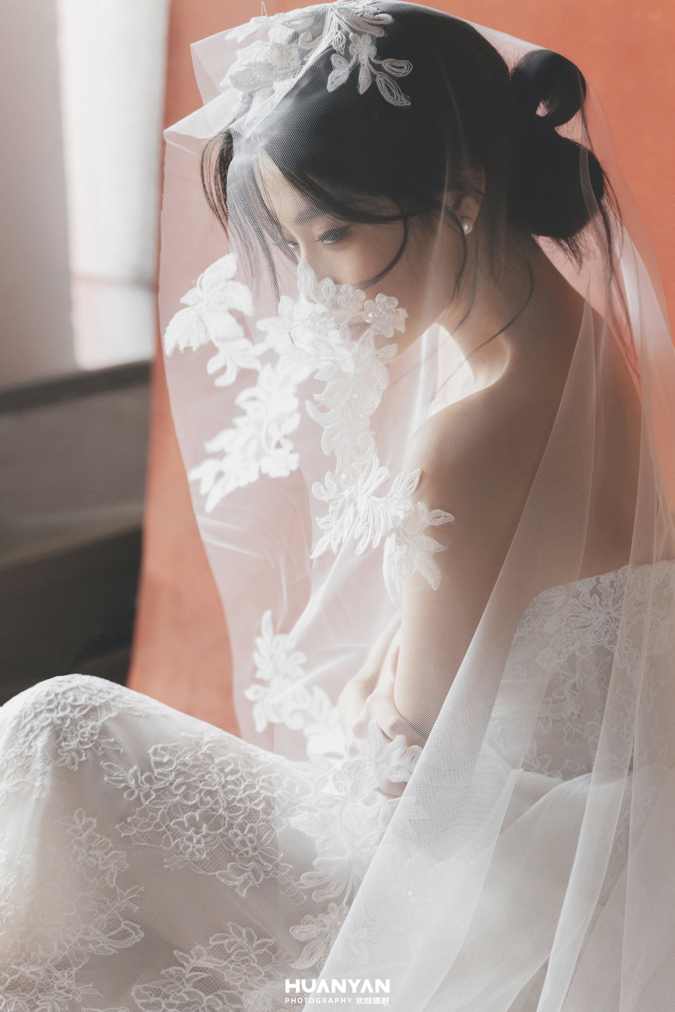 星笺客片第3张｜简约风婚纱照，摄于室内