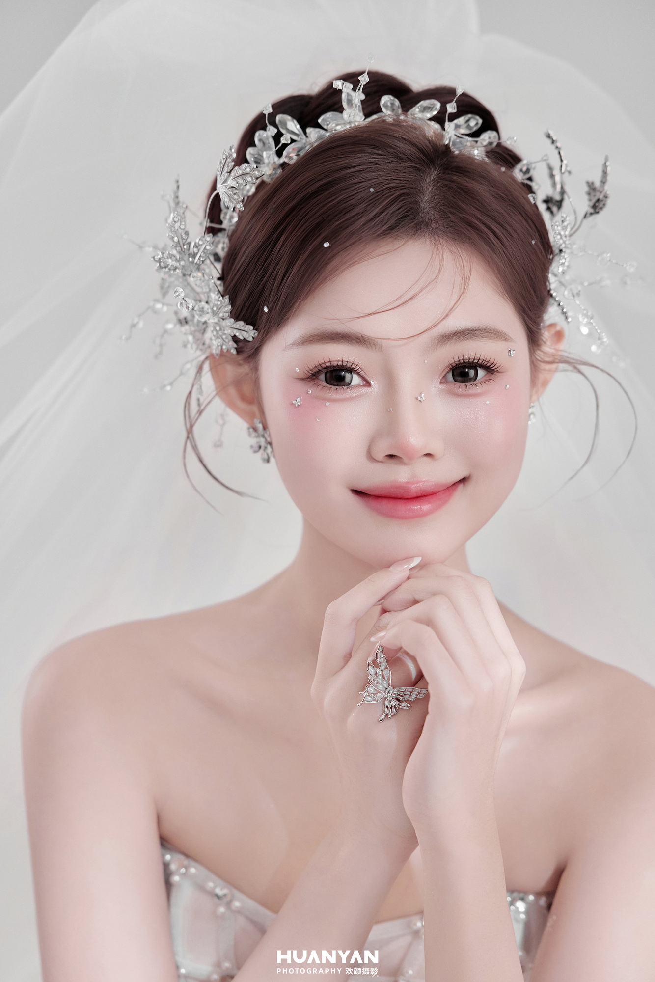 屿轻语客片第3张｜简约风婚纱照，摄于室内