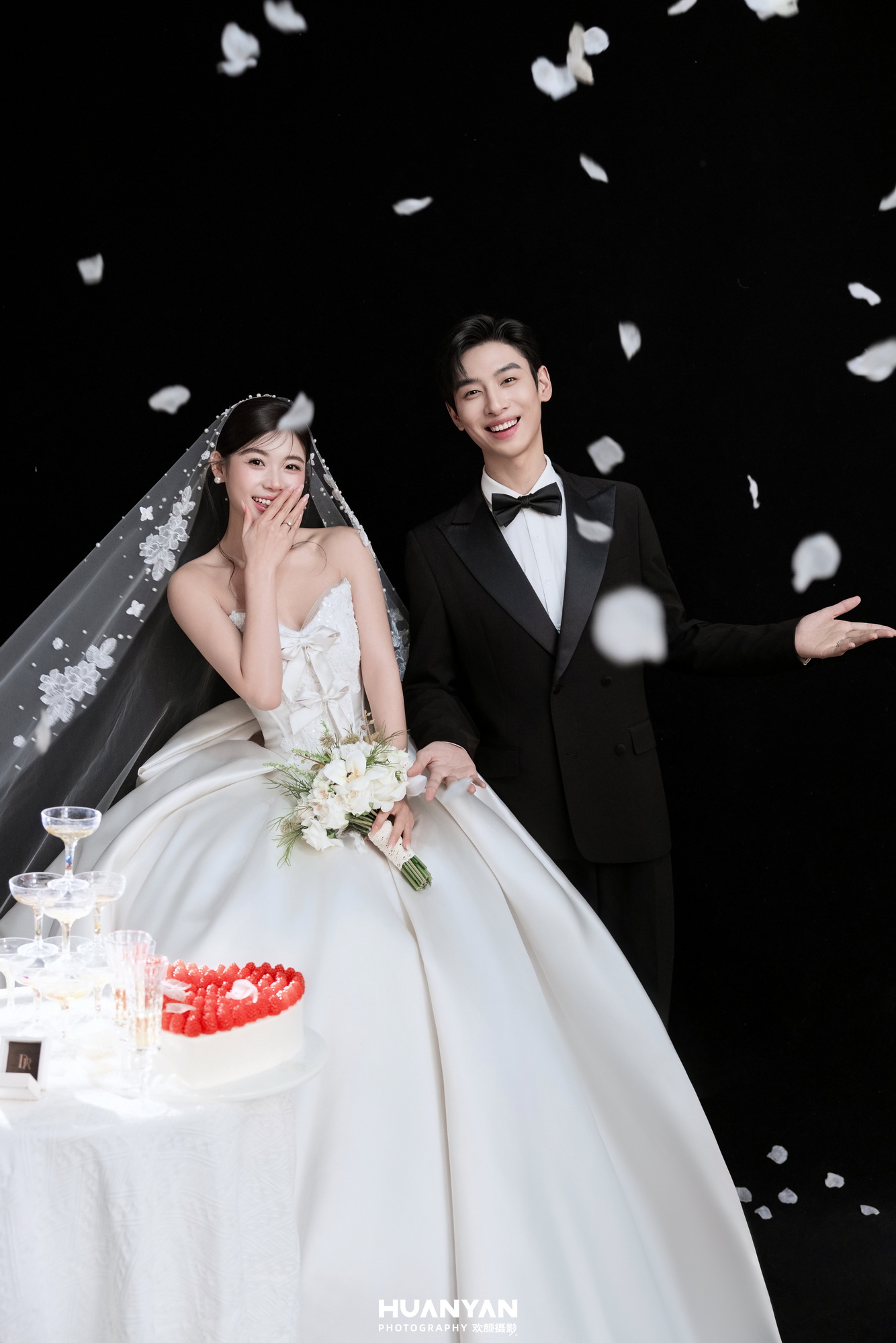 屿白纱客片第7张｜极简风婚纱照，摄于室内