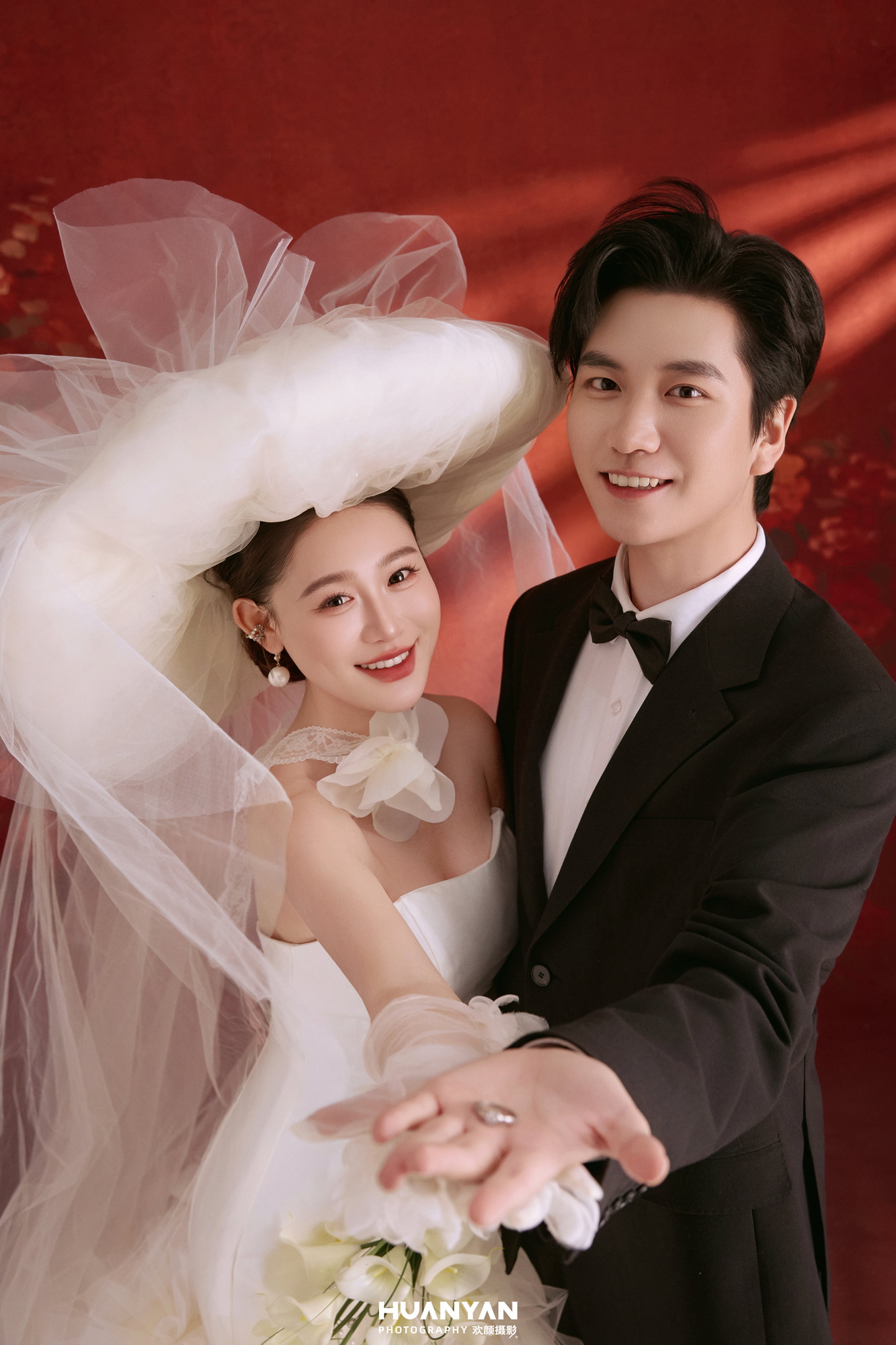 野嬉花客片第3张｜简约风婚纱照，摄于公园