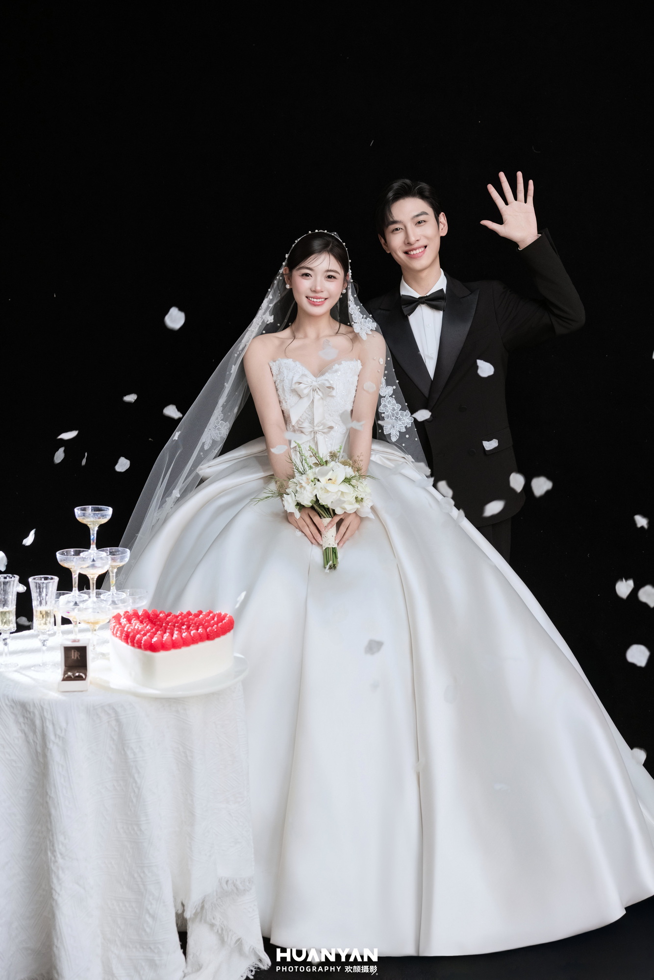 极简风婚纱照 · 室内场景 · 屿白纱客片