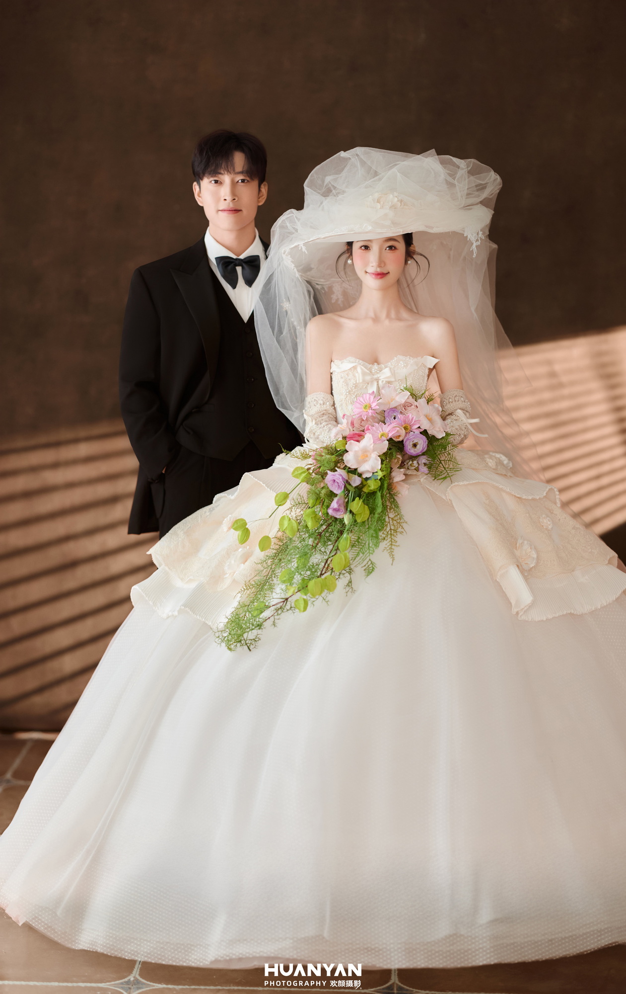 漾波光客片第7张｜高级感风婚纱照，摄于室内
