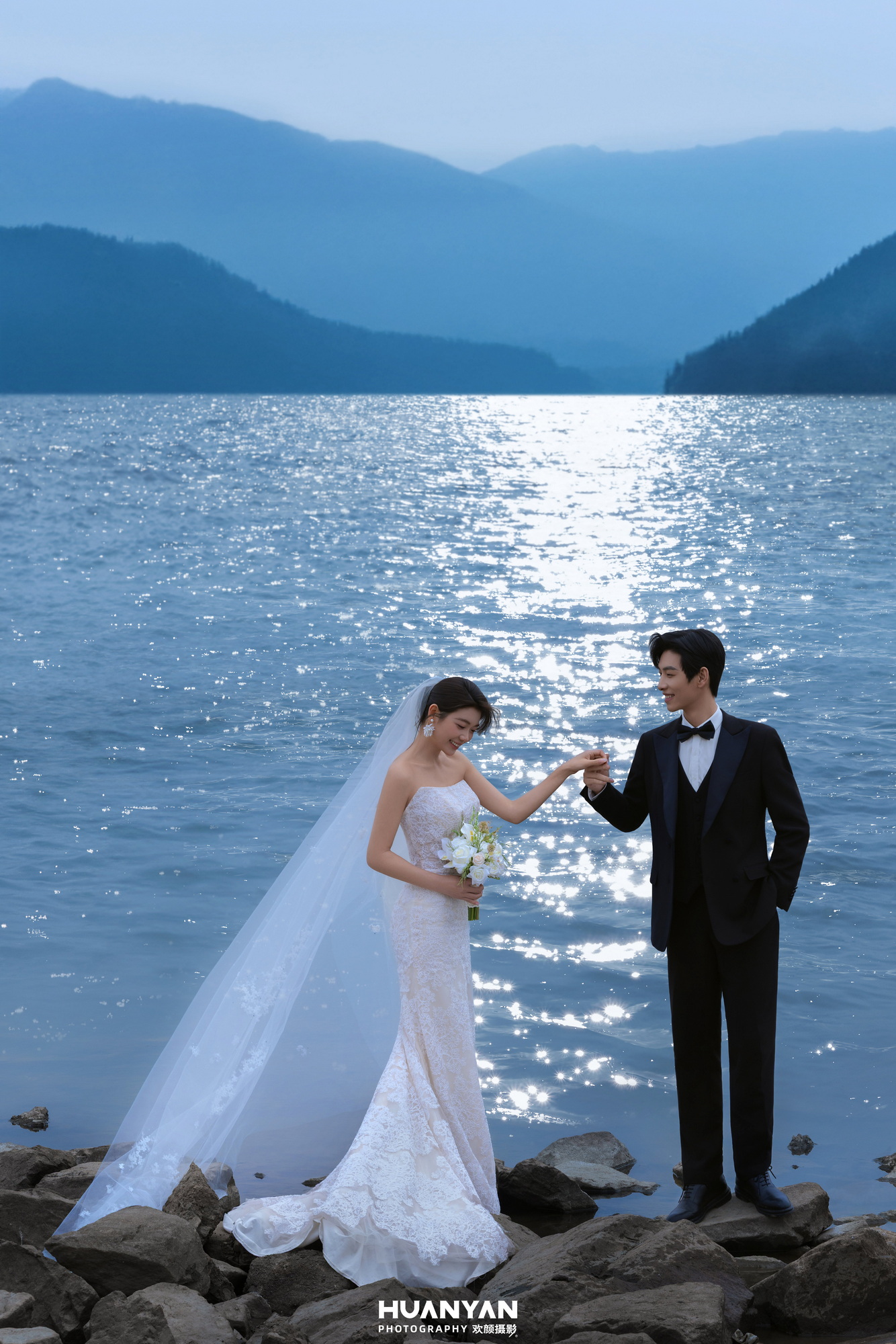 高级感风婚纱照 · 海边场景 · 湖光暮色，赴爱山海客片