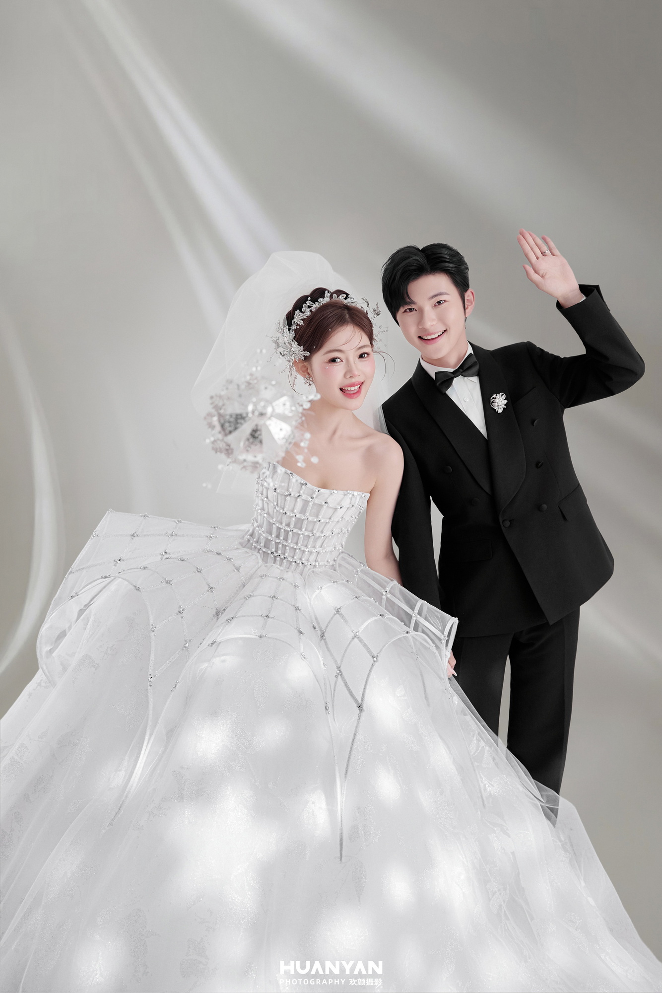 屿轻语客片第7张｜简约风婚纱照，摄于室内