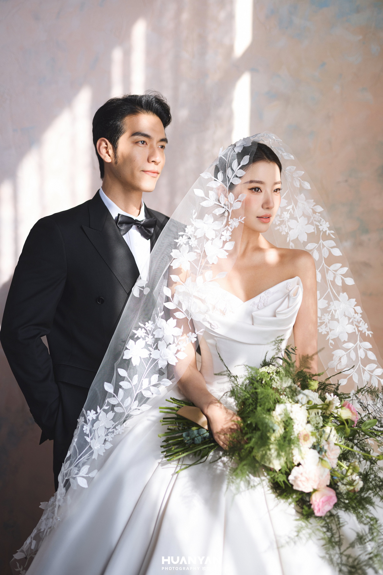 雾帖客片第7张｜简约风婚纱照，摄于室内