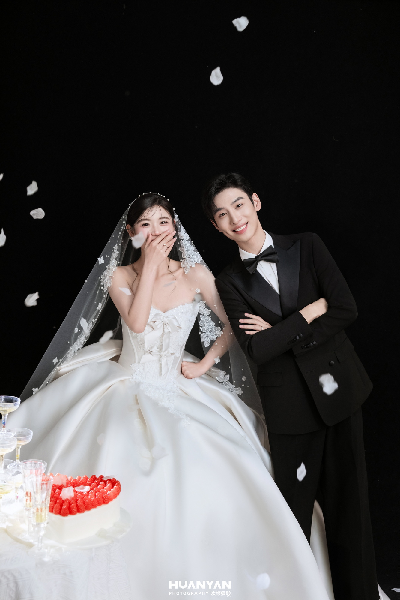 屿白纱客片第3张｜极简风婚纱照，摄于室内