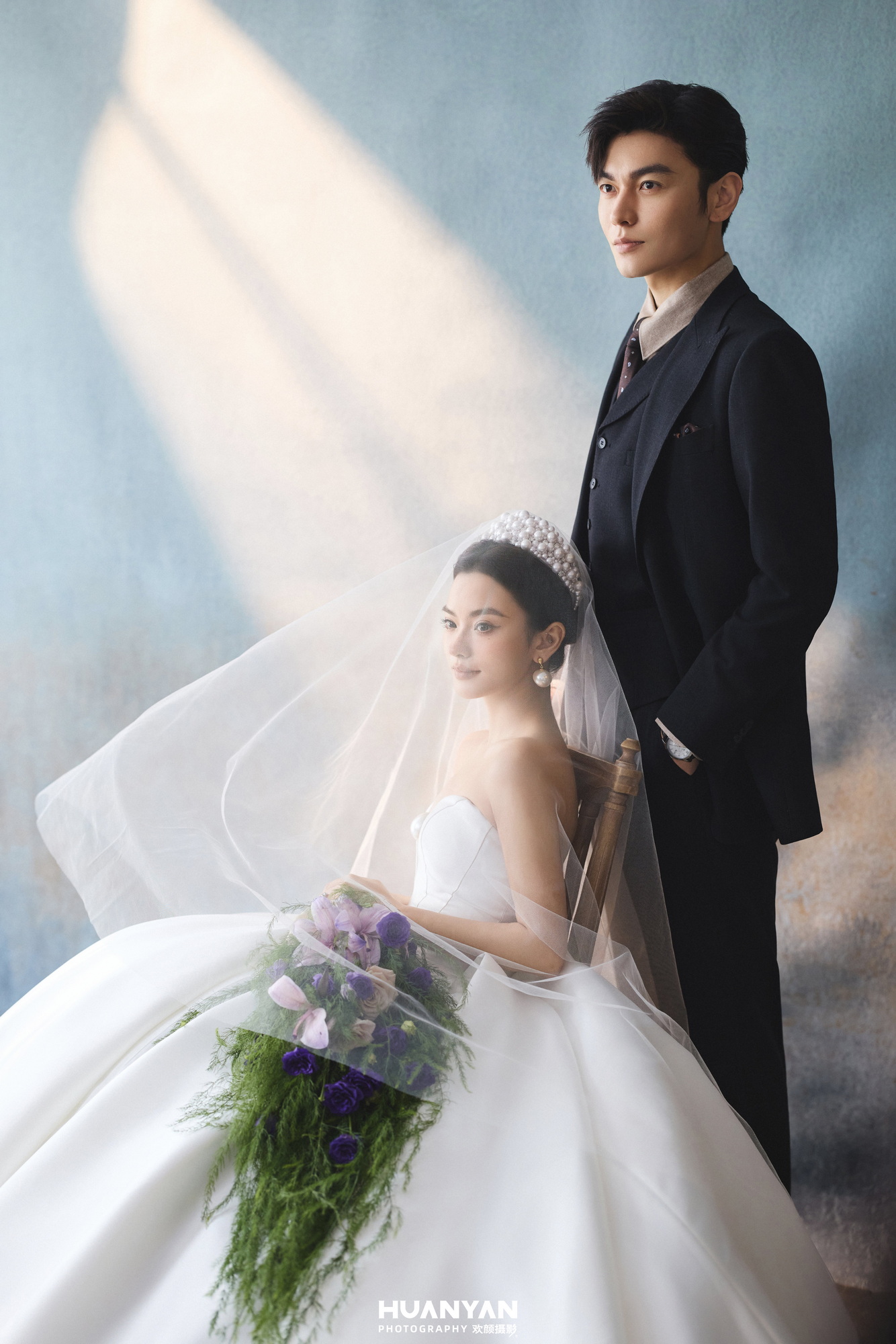黛忆：简约风婚纱照室内实拍
