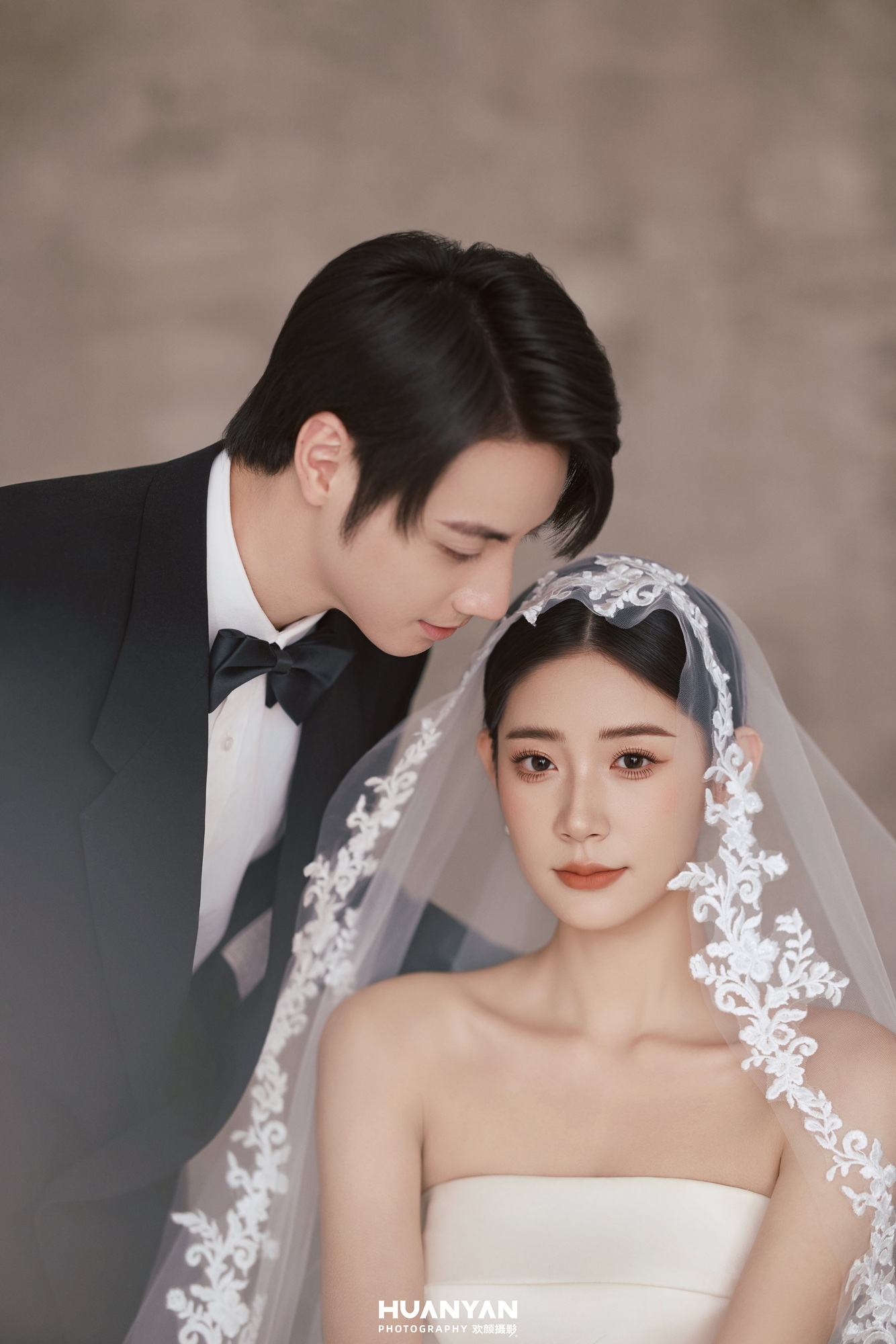 星念客片第3张｜简约风婚纱照，摄于室内