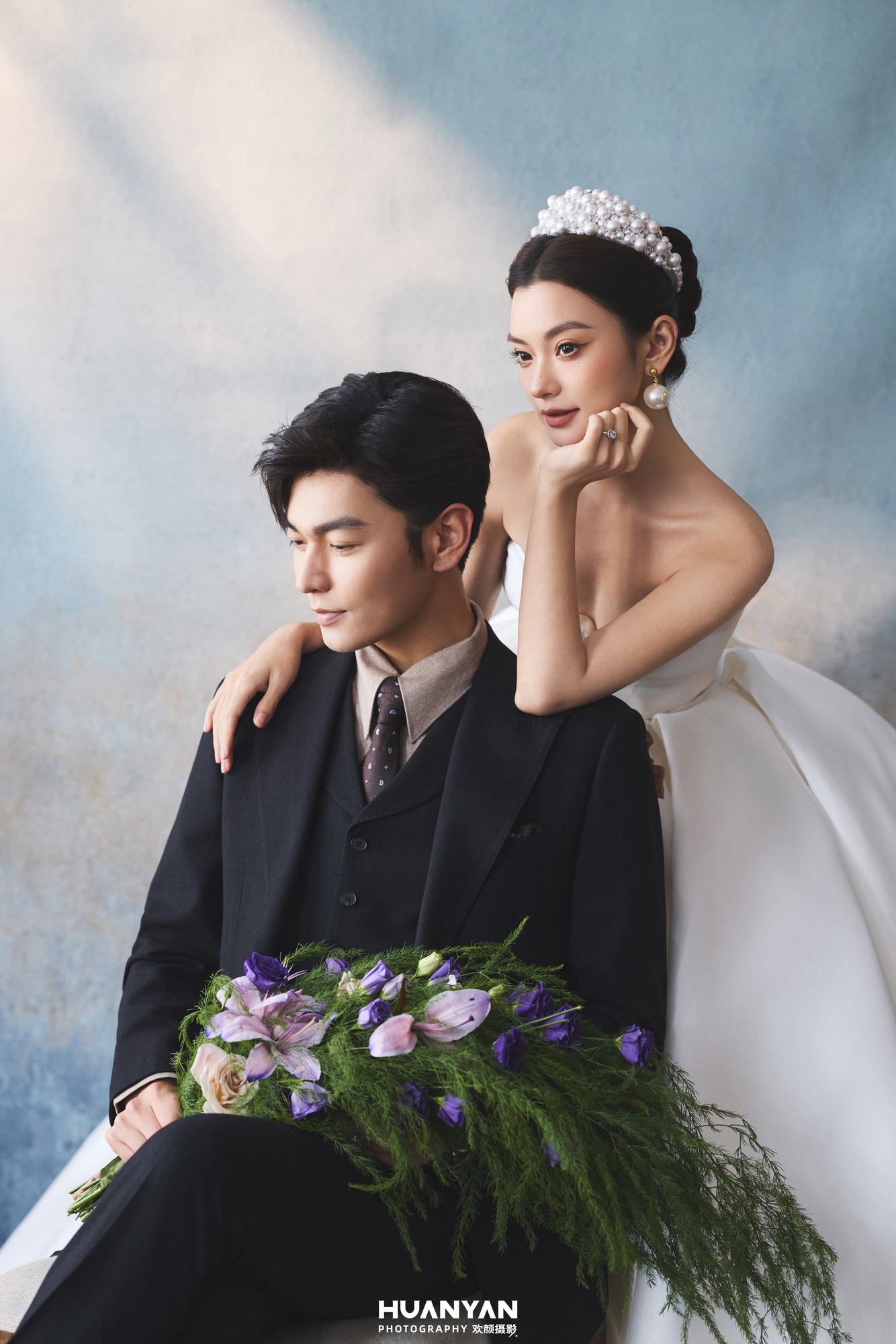 黛忆客片第3张｜简约风婚纱照，摄于室内