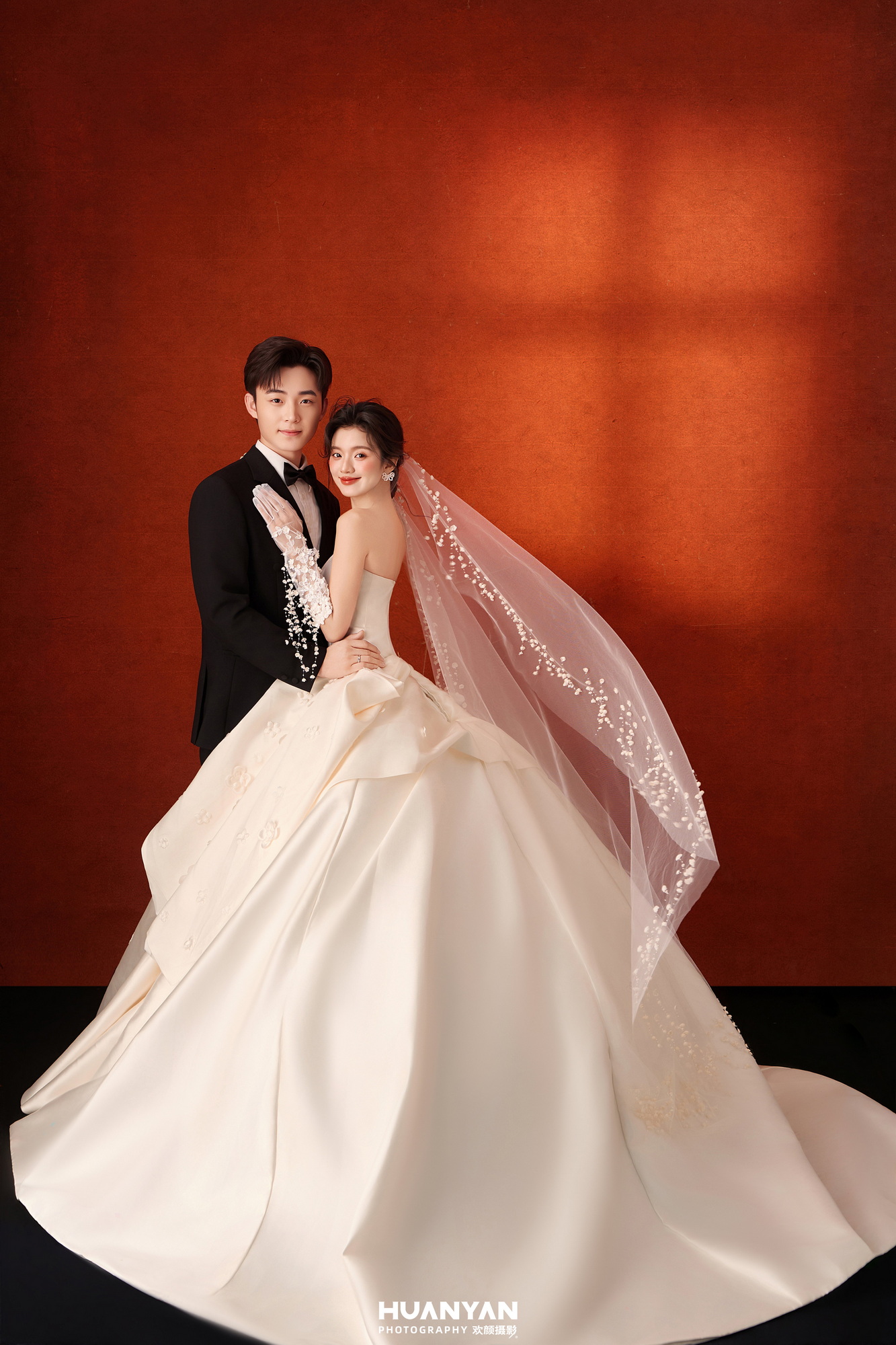 予你温柔：简约风婚纱照室内实拍