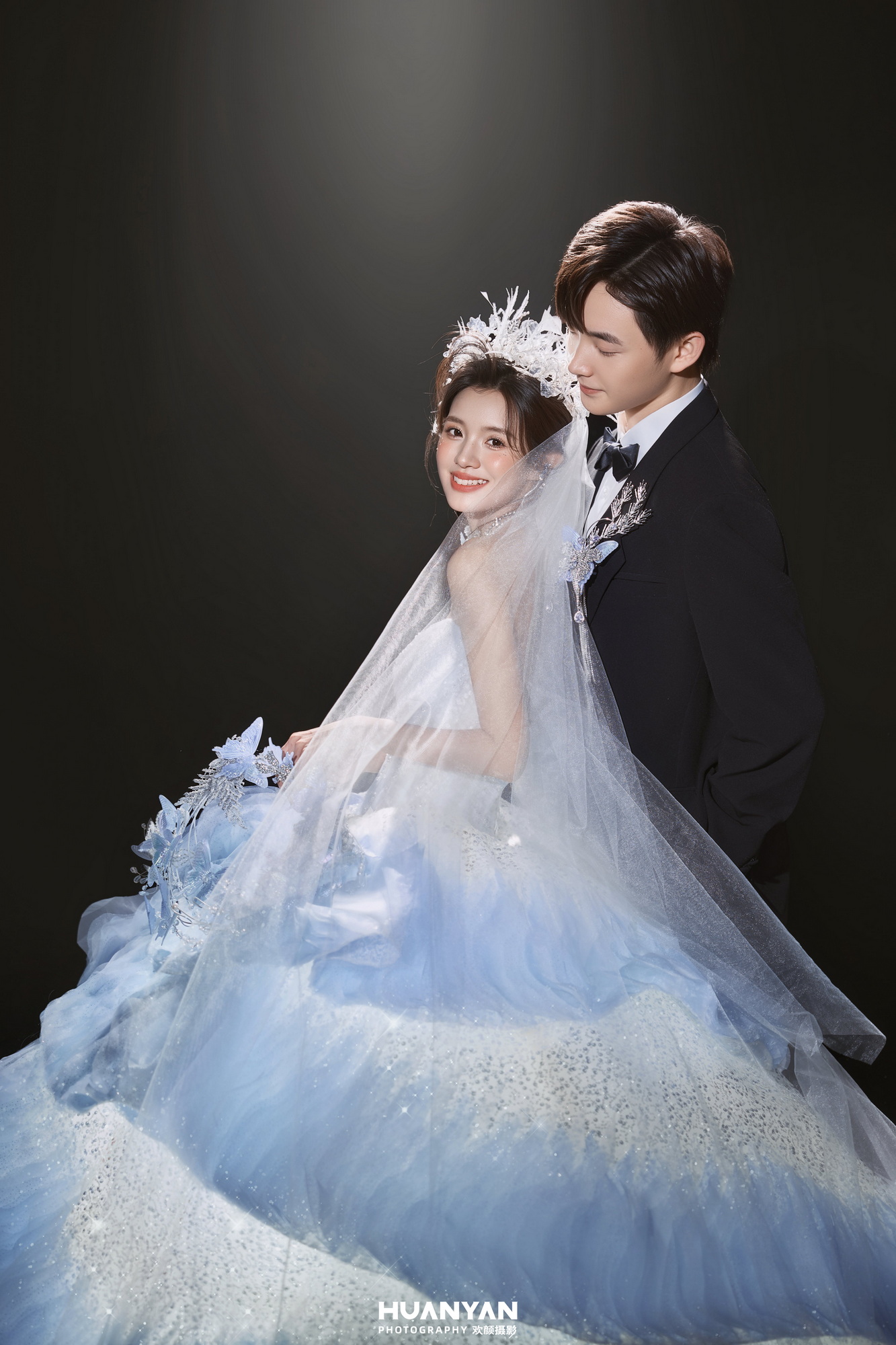 丝结：简约风婚纱照室内实拍