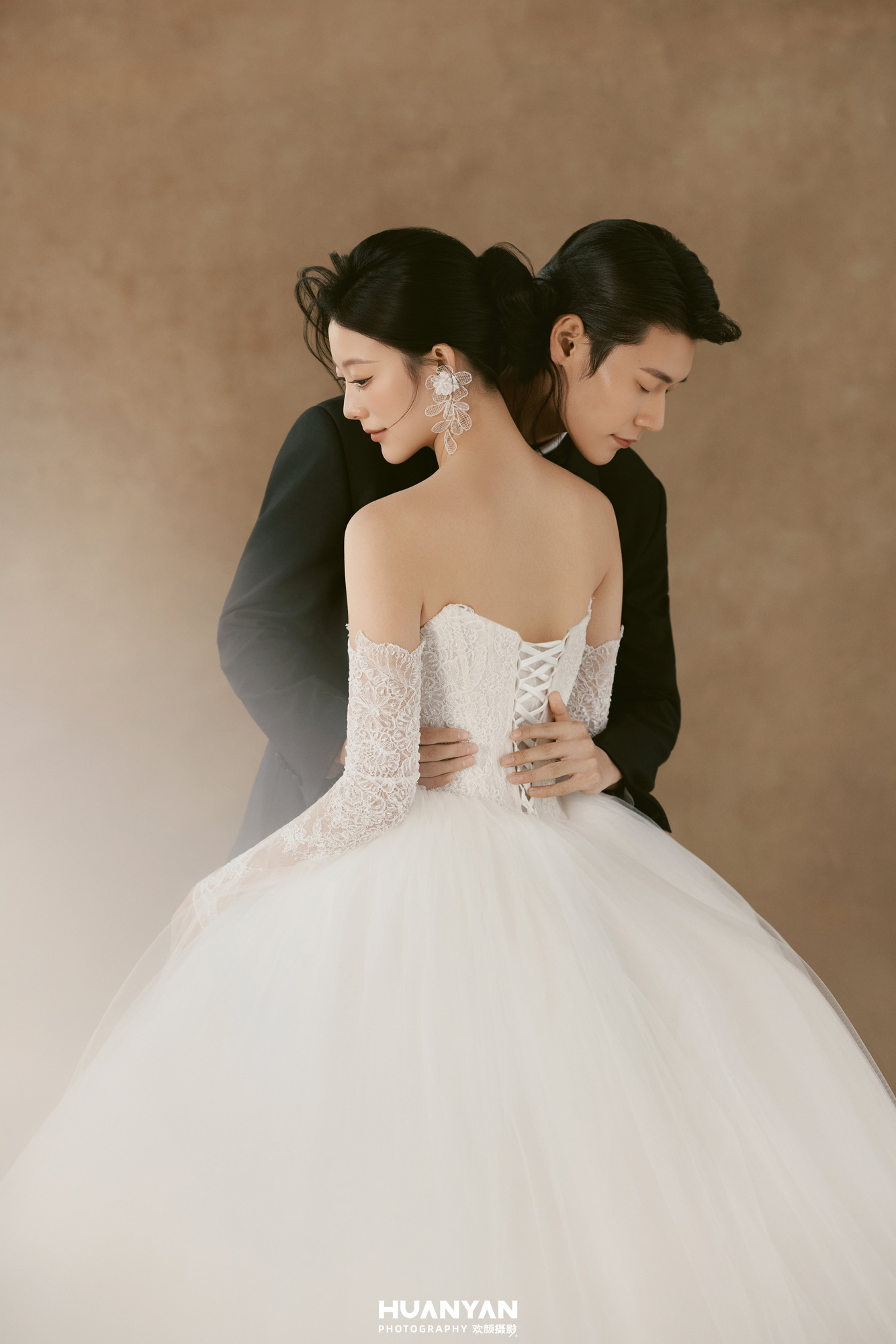 高级感风婚纱照 · 室内场景 · 绒光序章客片