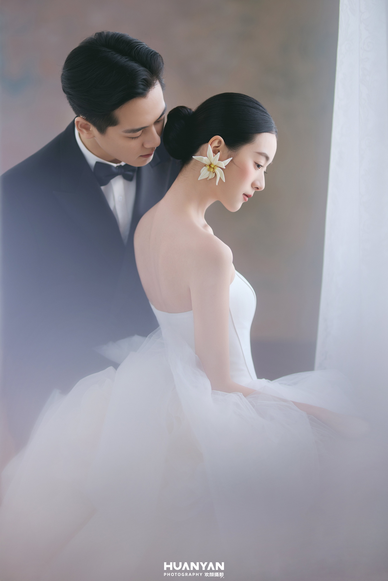 柔光絮语客片第7张｜仪式感风婚纱照，摄于室内