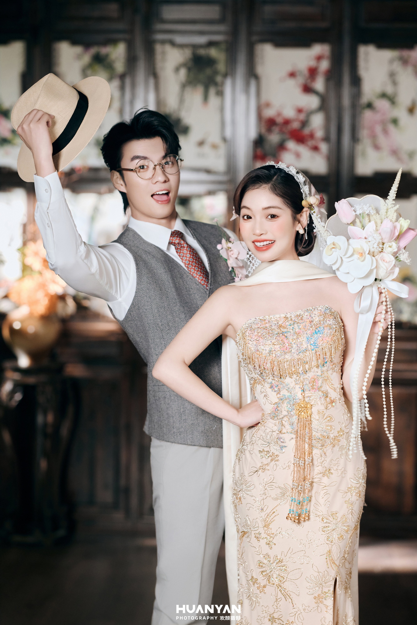 屿之恋客片第7张｜简约风婚纱照，摄于室内