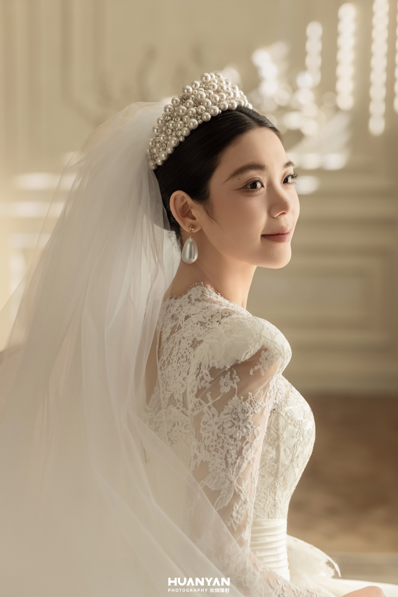 间礼赞：简约风婚纱照室内实拍