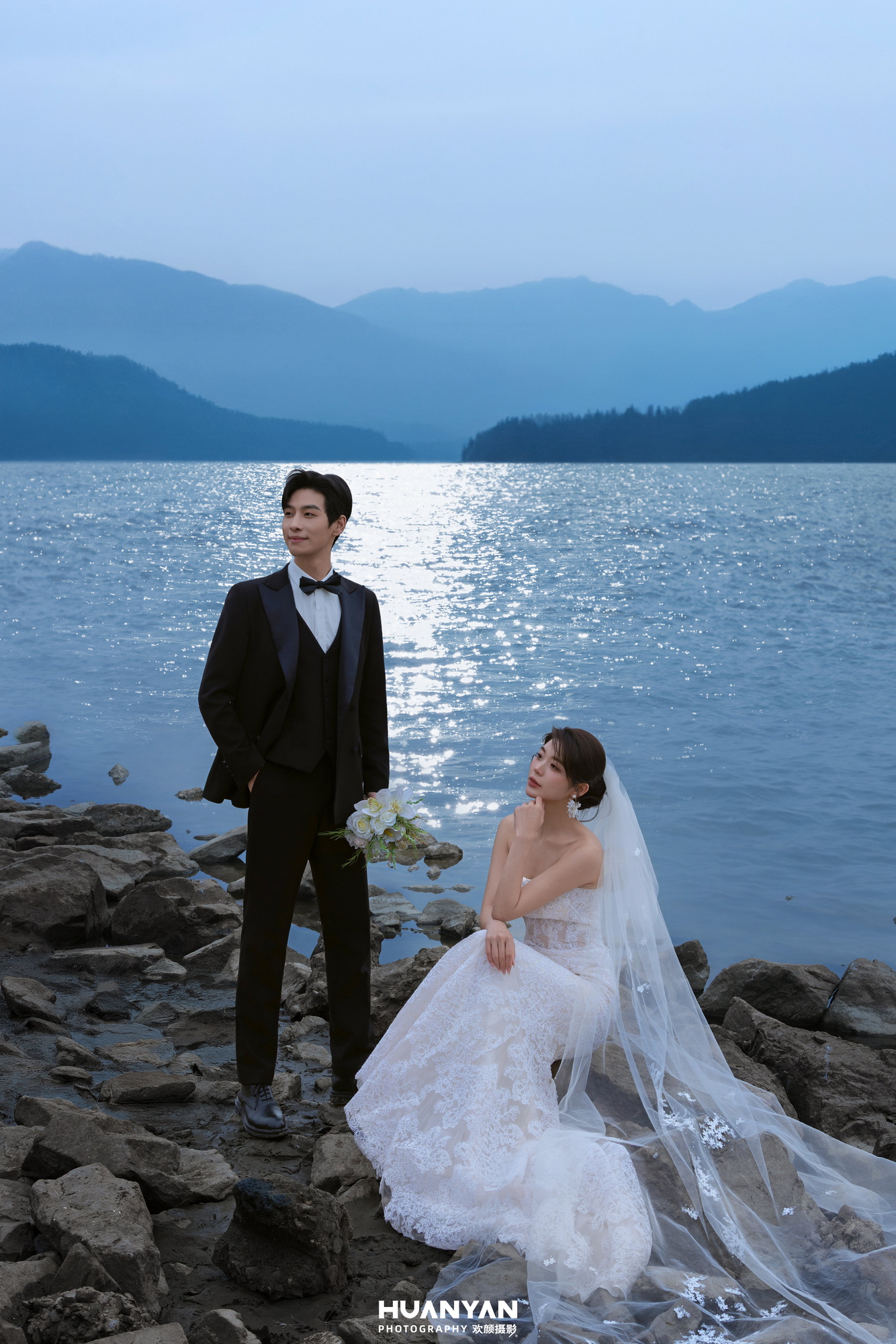 湖光暮色，赴爱山海：高级感风婚纱照海边实拍