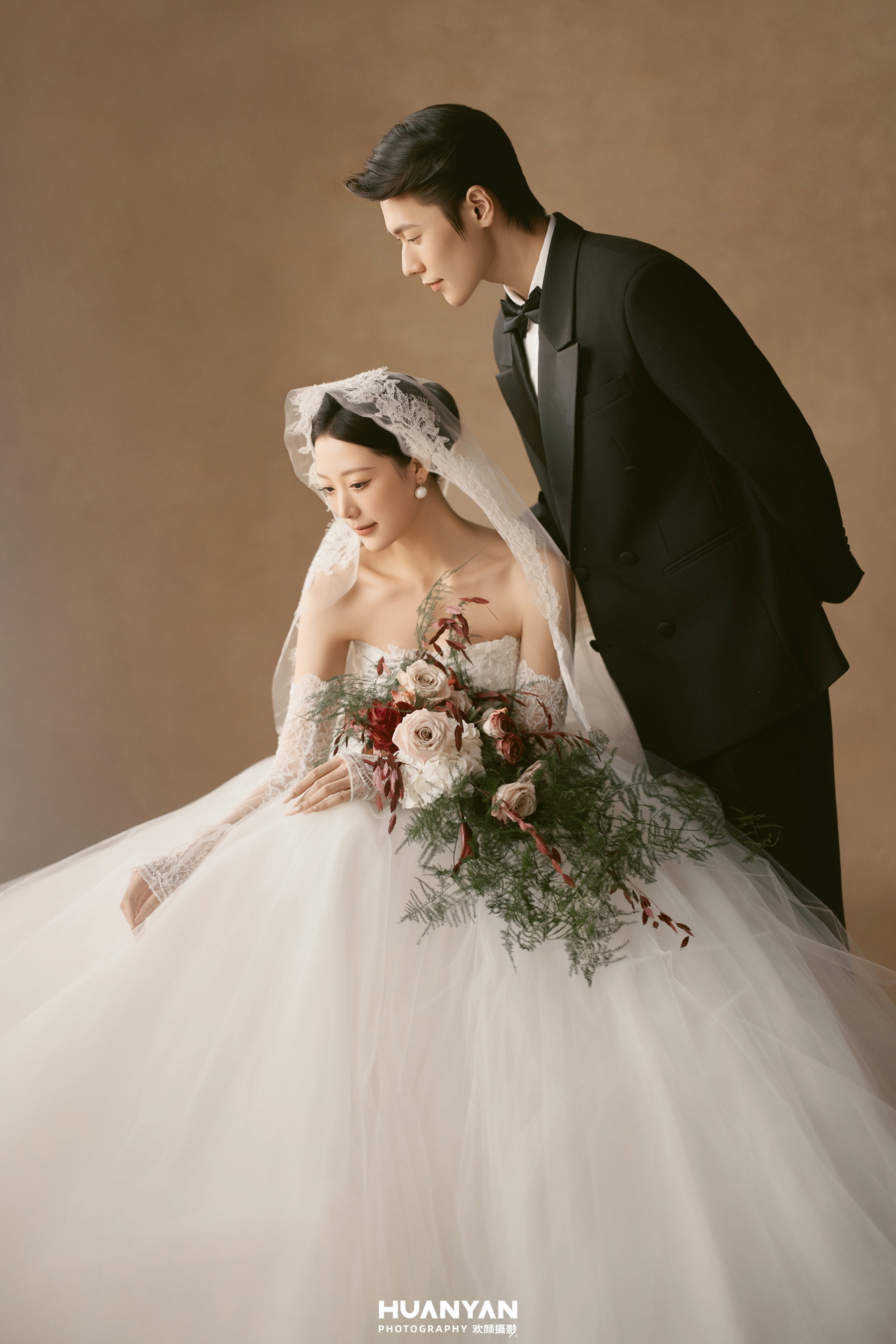 绒光序章客片第7张｜高级感风婚纱照，摄于室内