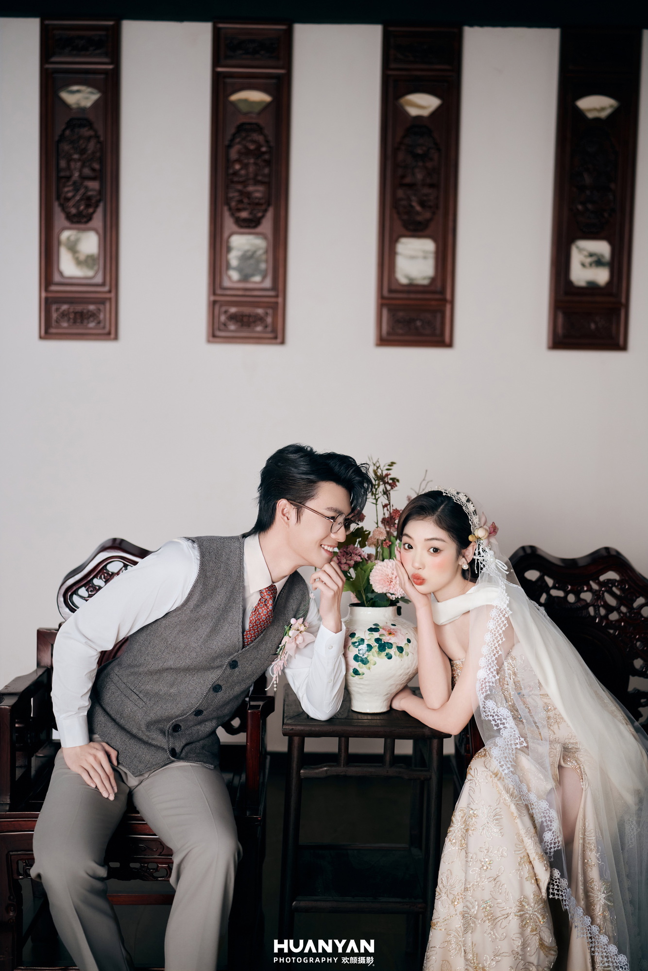 屿之恋客片第3张｜简约风婚纱照，摄于室内