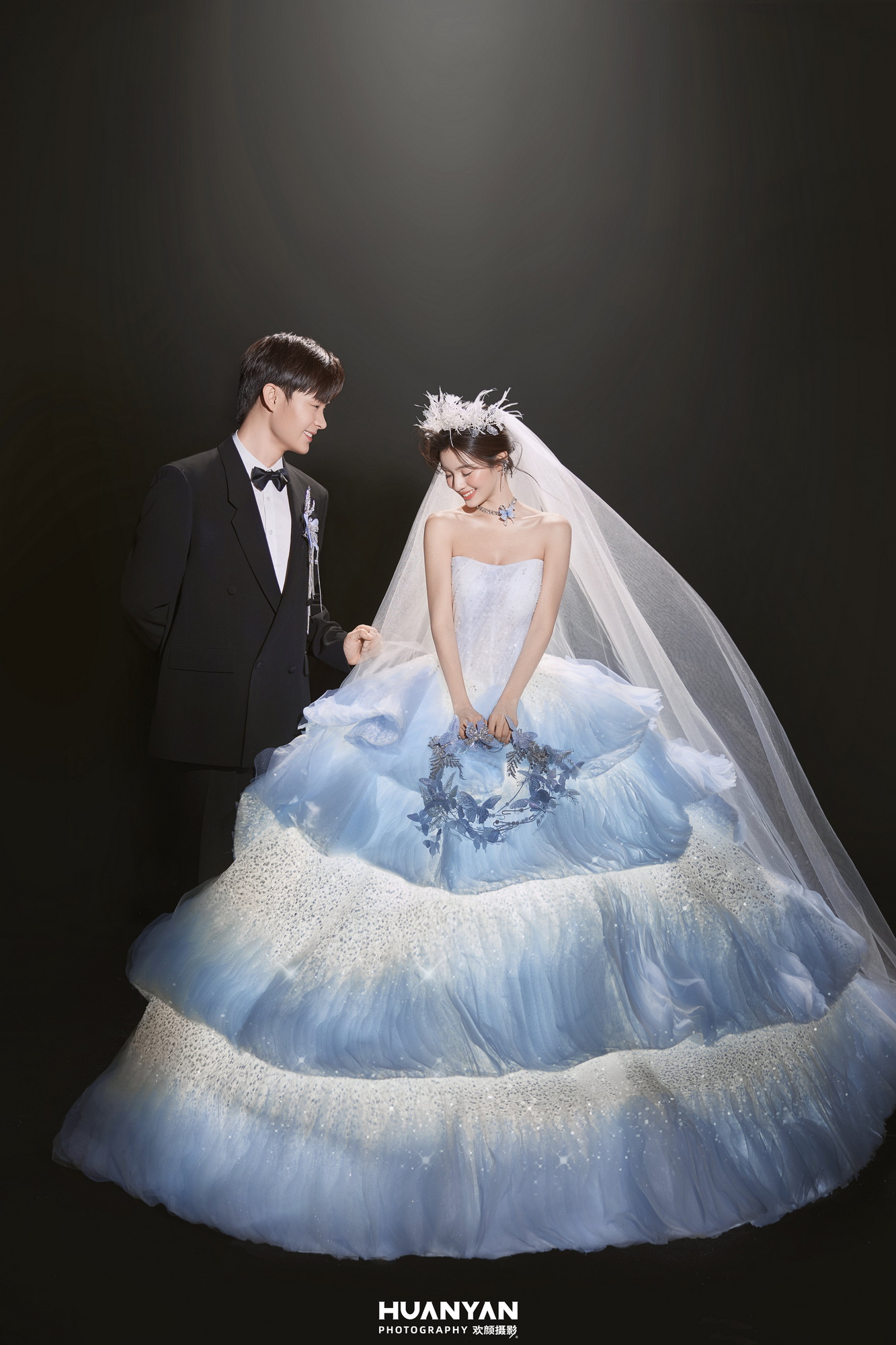 丝结客片第7张｜简约风婚纱照，摄于室内