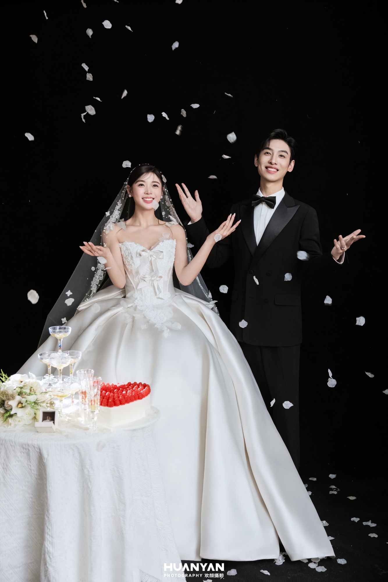 极简风婚纱照 · 室内场景 · 屿白纱客片