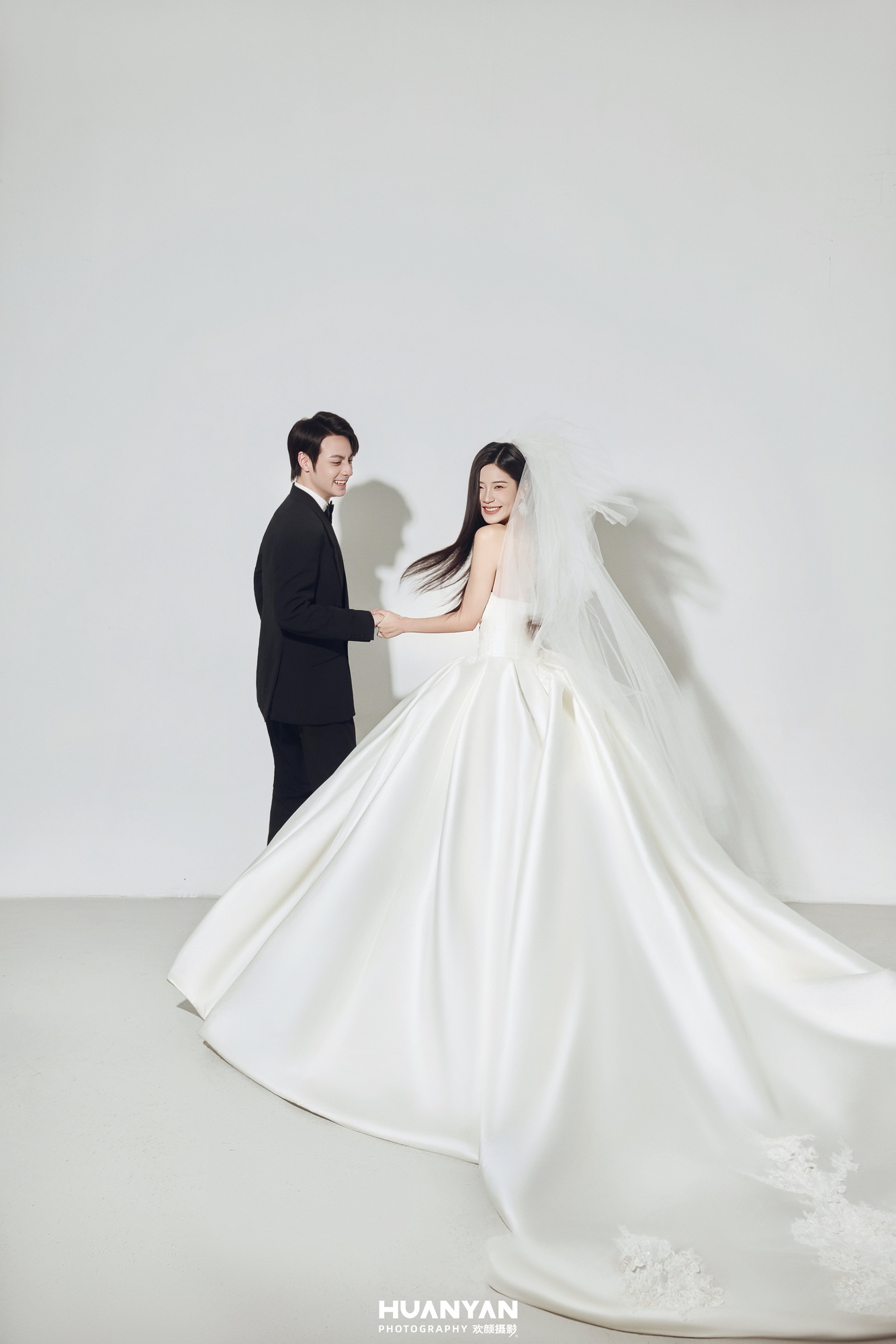 室内高级感风婚纱照实拍（素白光影，予你心动系列）