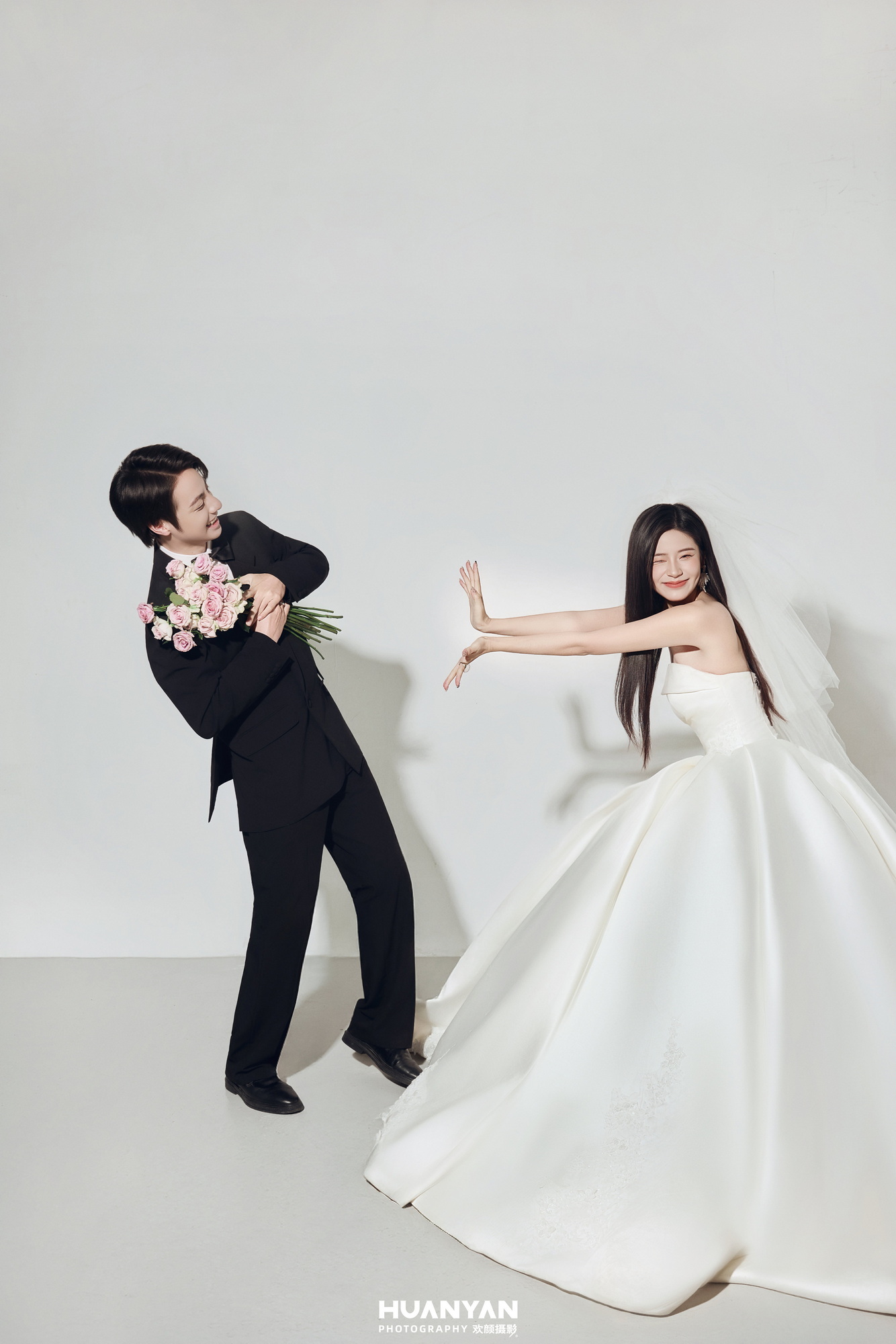 室内高级感风婚纱照实拍（素白光影，予你心动系列）