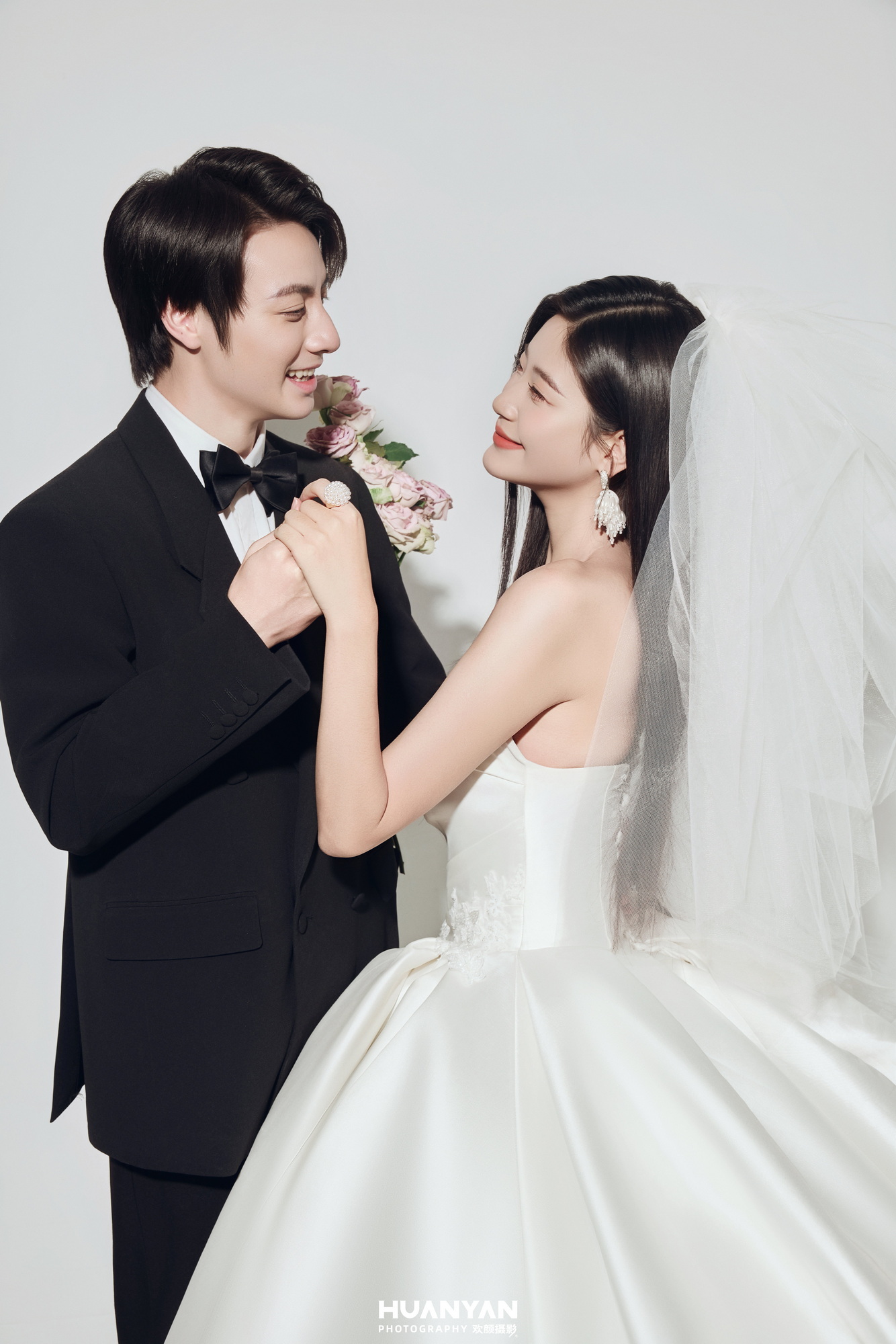 素白光影，予你心动：高级感风婚纱照室内实拍